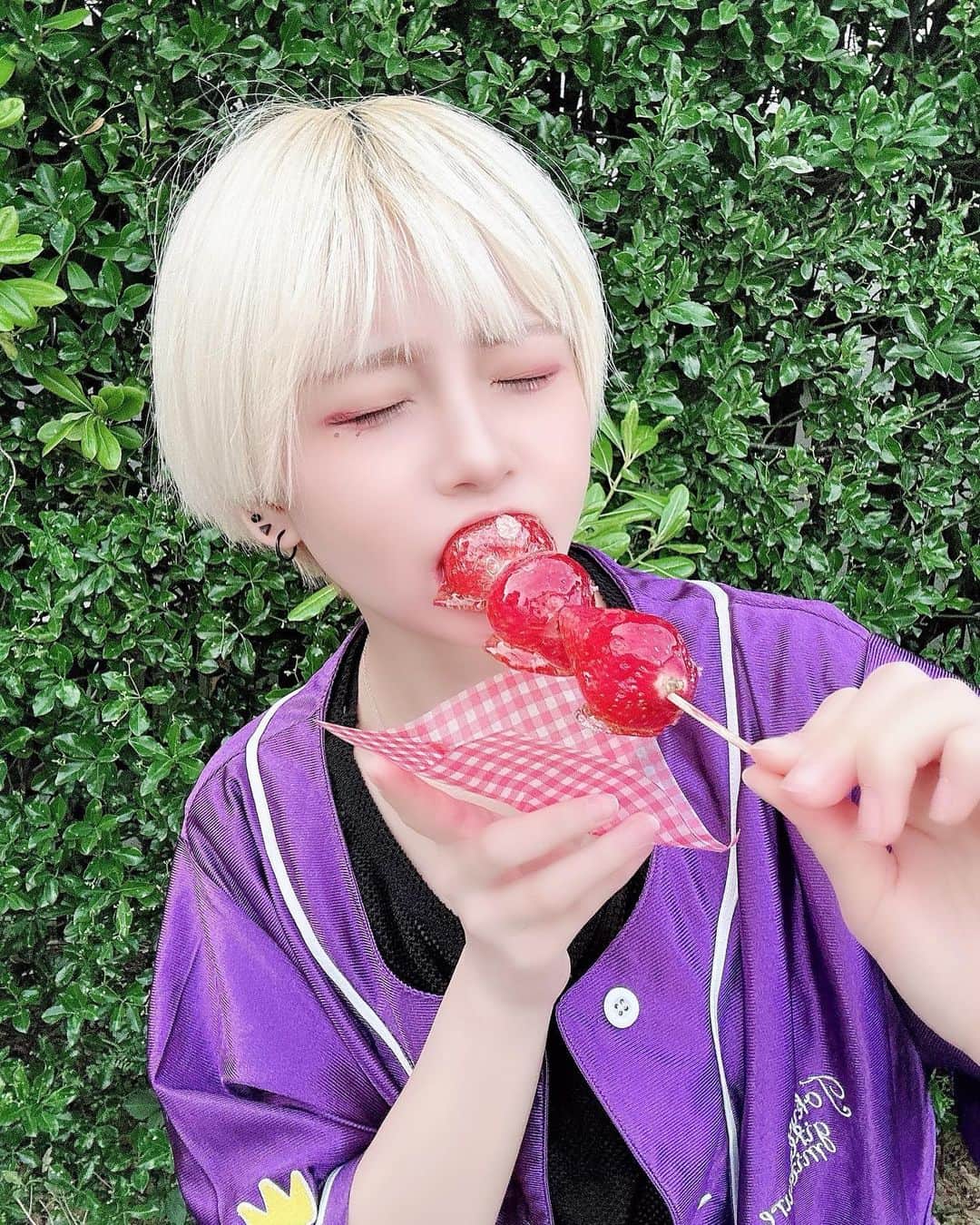 小山星奈さんのインスタグラム写真 - (小山星奈Instagram)「『四コマ風』  🍓 🍓 🍓 🍓 🍓   #いちご  #いちご飴  #アイドル  #金髪ショート  #金髪  #飴」5月2日 10時42分 - sena_pimms