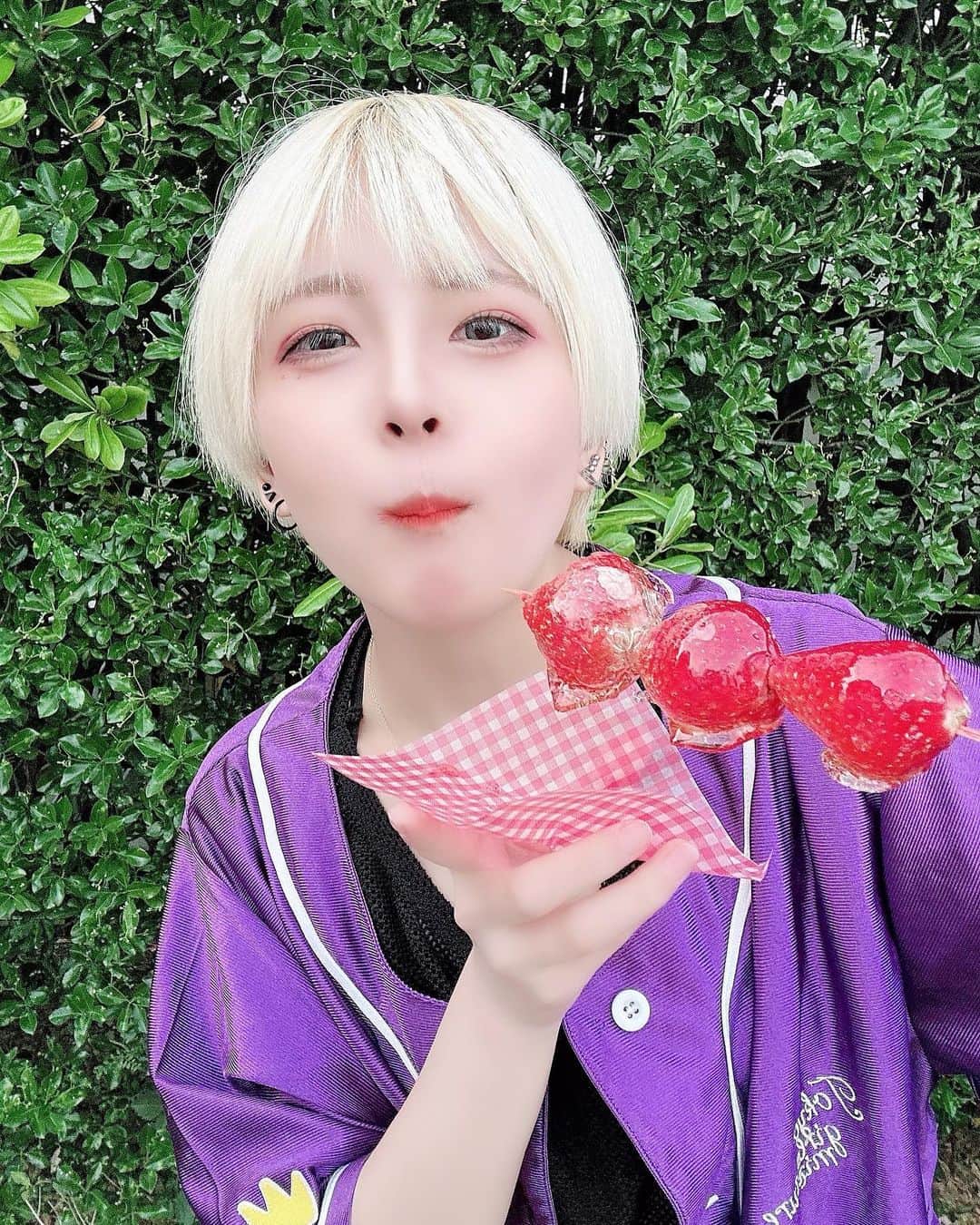 小山星奈さんのインスタグラム写真 - (小山星奈Instagram)「『四コマ風』  🍓 🍓 🍓 🍓 🍓   #いちご  #いちご飴  #アイドル  #金髪ショート  #金髪  #飴」5月2日 10時42分 - sena_pimms
