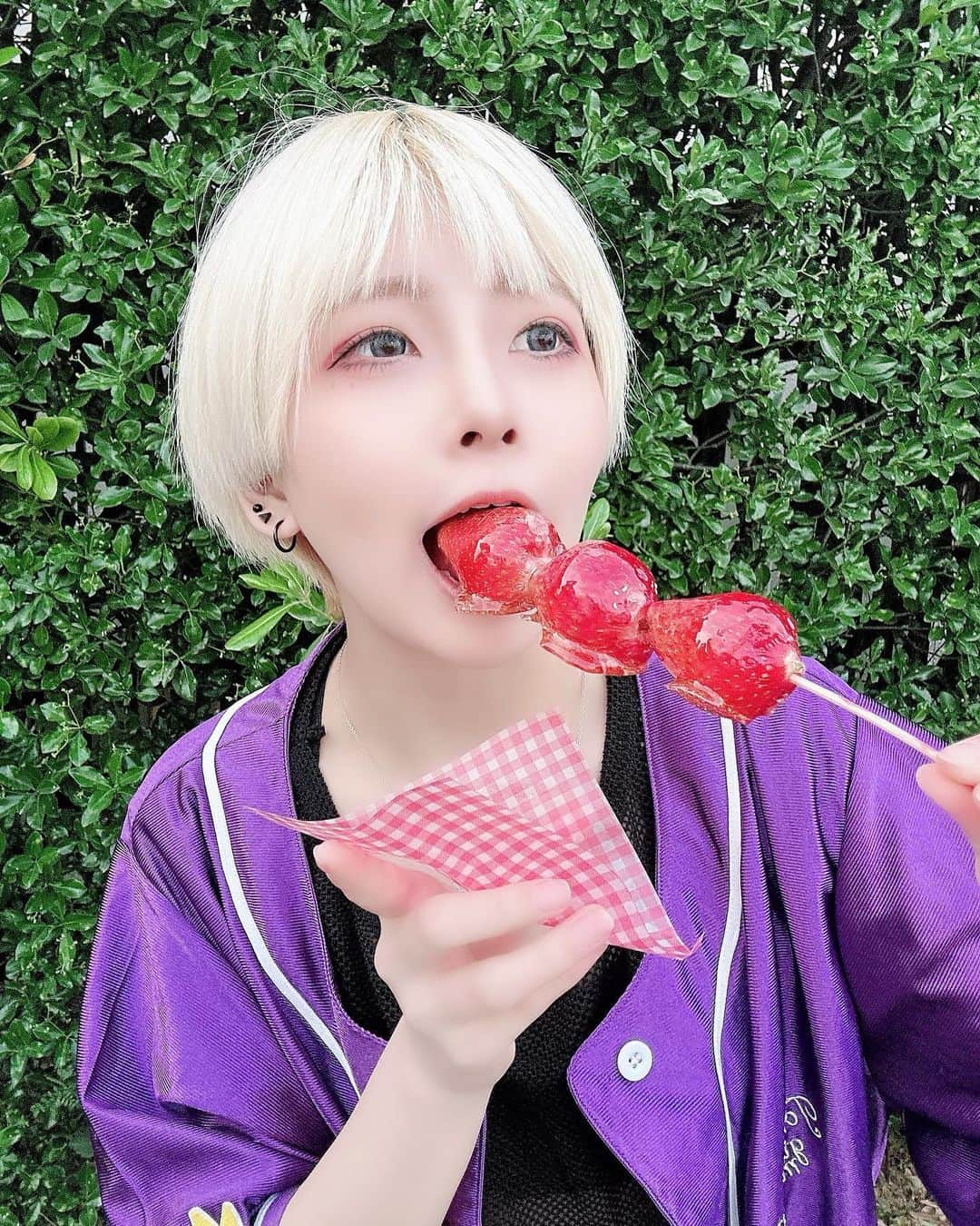 小山星奈のインスタグラム：「『四コマ風』  🍓 🍓 🍓 🍓 🍓   #いちご  #いちご飴  #アイドル  #金髪ショート  #金髪  #飴」