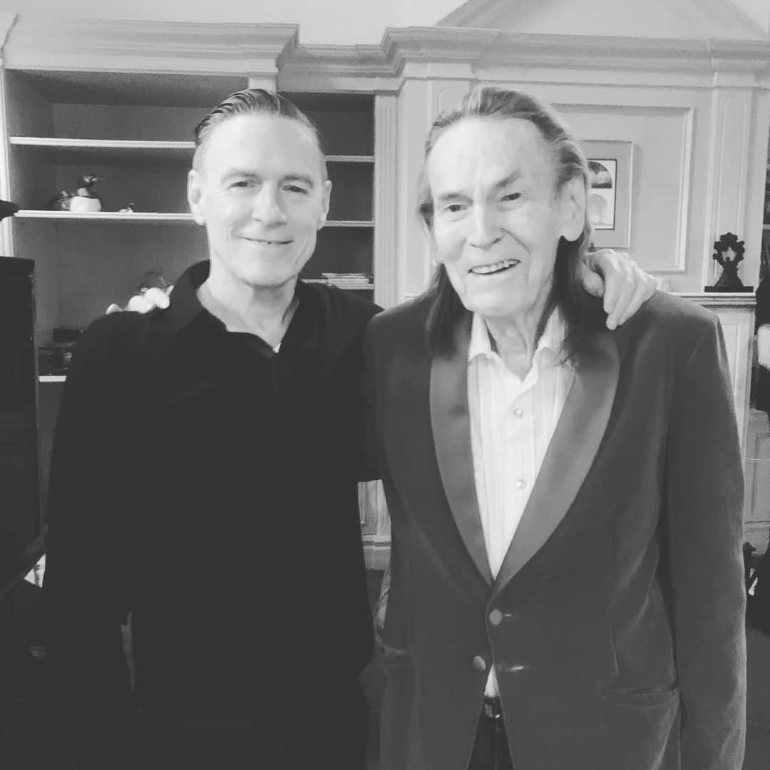 ブライアン・アダムスのインスタグラム：「This one is really hard to write. Once in a blue moon you get to work and hang out with one of the people you admired when you were growing up. I was lucky enough to say Gordon was my friend and I'm gutted to know he's gone. The world is a lesser place without him. I know I speak for all Canadians when I say: thank you for the songs Gordon Lightfoot. Bless your sweet songwriting heart, RIP dear friend. #gordonlightfoot」