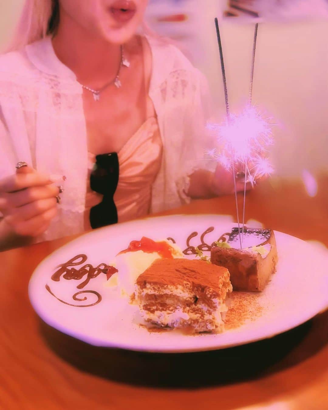 北出菜奈さんのインスタグラム写真 - (北出菜奈Instagram)「🎂🎂🎂  #birthdaygirl  これ以外にもケーキもらってこの日は3つケーキたべたよ🕯  ちなみにリクエストでオイスターバーに行って生牡蠣10個くらい食べました🦪💕」5月2日 10時44分 - nana_kitade