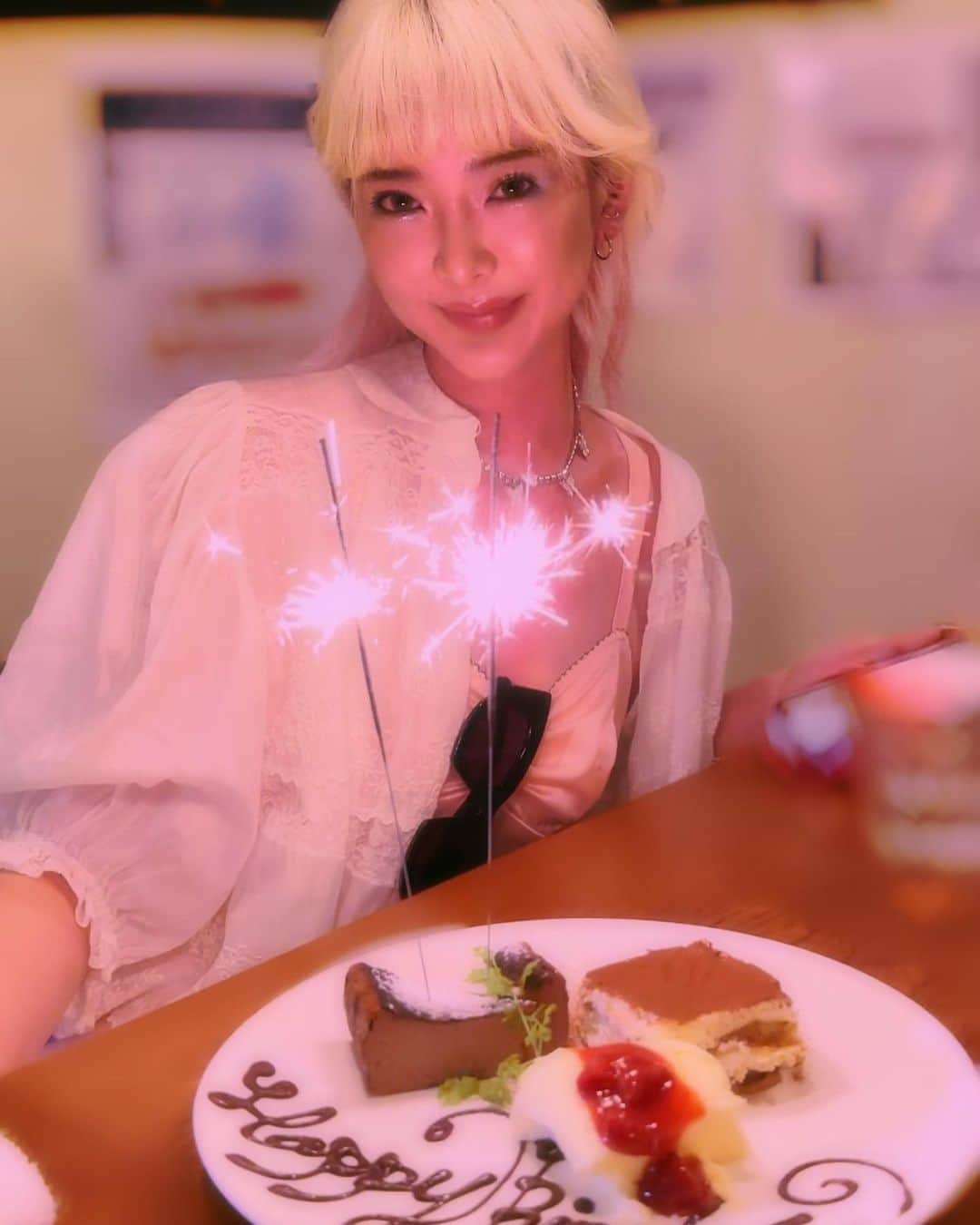 北出菜奈さんのインスタグラム写真 - (北出菜奈Instagram)「🎂🎂🎂  #birthdaygirl  これ以外にもケーキもらってこの日は3つケーキたべたよ🕯  ちなみにリクエストでオイスターバーに行って生牡蠣10個くらい食べました🦪💕」5月2日 10時44分 - nana_kitade
