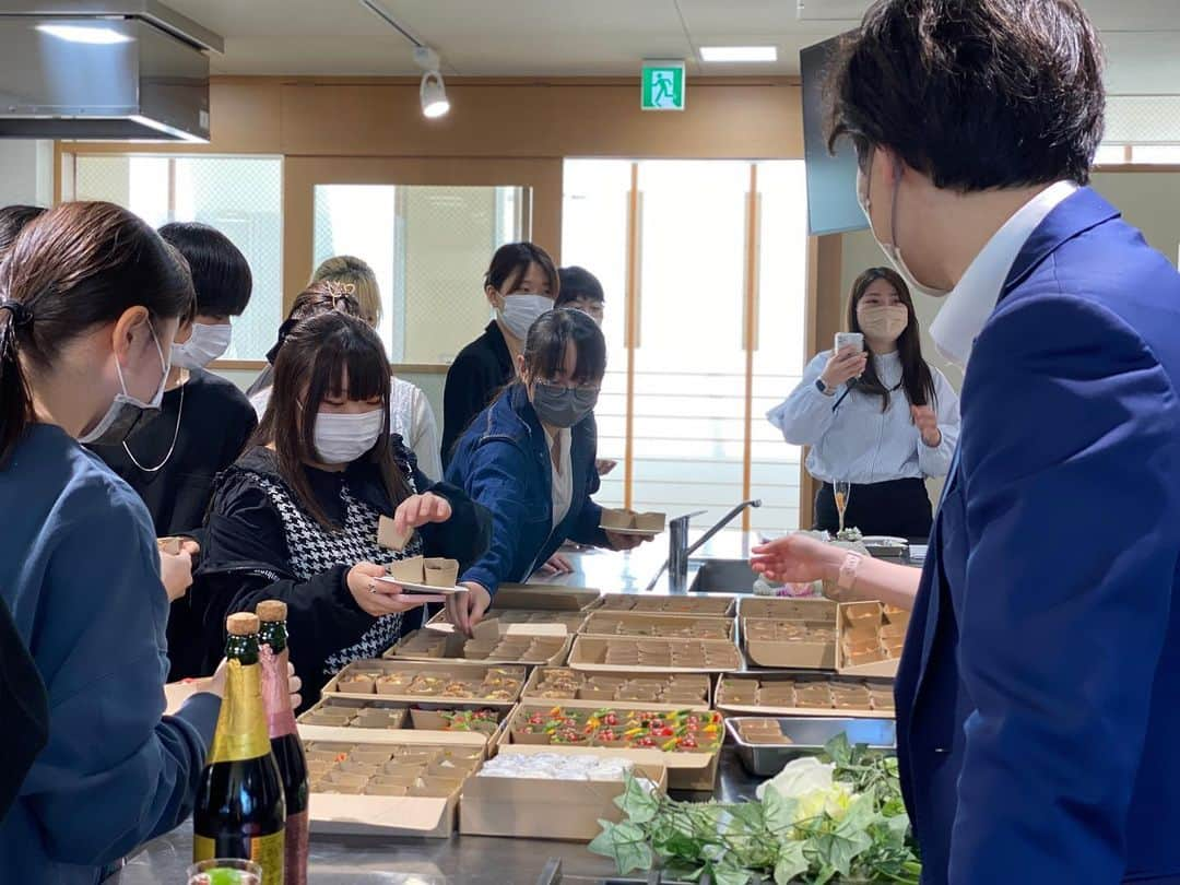 赤堀製菓専門学校さんのインスタグラム写真 - (赤堀製菓専門学校Instagram)「学スタ研修❕ 新たに学スタに入ってくれた1年生にオープンキャンパスの運営を理解する研修と歓迎パーティをやりました‪👍🏻 ̖́-‬  外部講師としてリクルートの遠藤先生にも参加頂き、ロールプレイをしながらおもてなしを学び、新たな学スタの組織としてスタートです✊🏻‎❤️‍🔥  GWのオープンキャンパスからデビューします！これからがんばろう！！！  #赤堀製菓専門学校 #パティシエ #パティシエ科 #パティシエ実践科 #専門学校 #進路 #お菓子作り  #専門学生 #製菓実習 #製菓専門学校 #専門学生の日常 #プロを目指す #製菓 #将来の夢 #パティシエの卵 #お菓子作り好きな人と繋がりたい #スイーツ好きな人と繋がりたい #楽しい学校 #製菓学生 #お菓子作り記録 #ケーキ屋さん #パティシエカメラ部  #スイーツ作り #ウェディングケーキ #学生スタッフ #学スタ #オープンキャンパス #来てね #デビュー #がんばろう」5月2日 10時46分 - akahoriseika