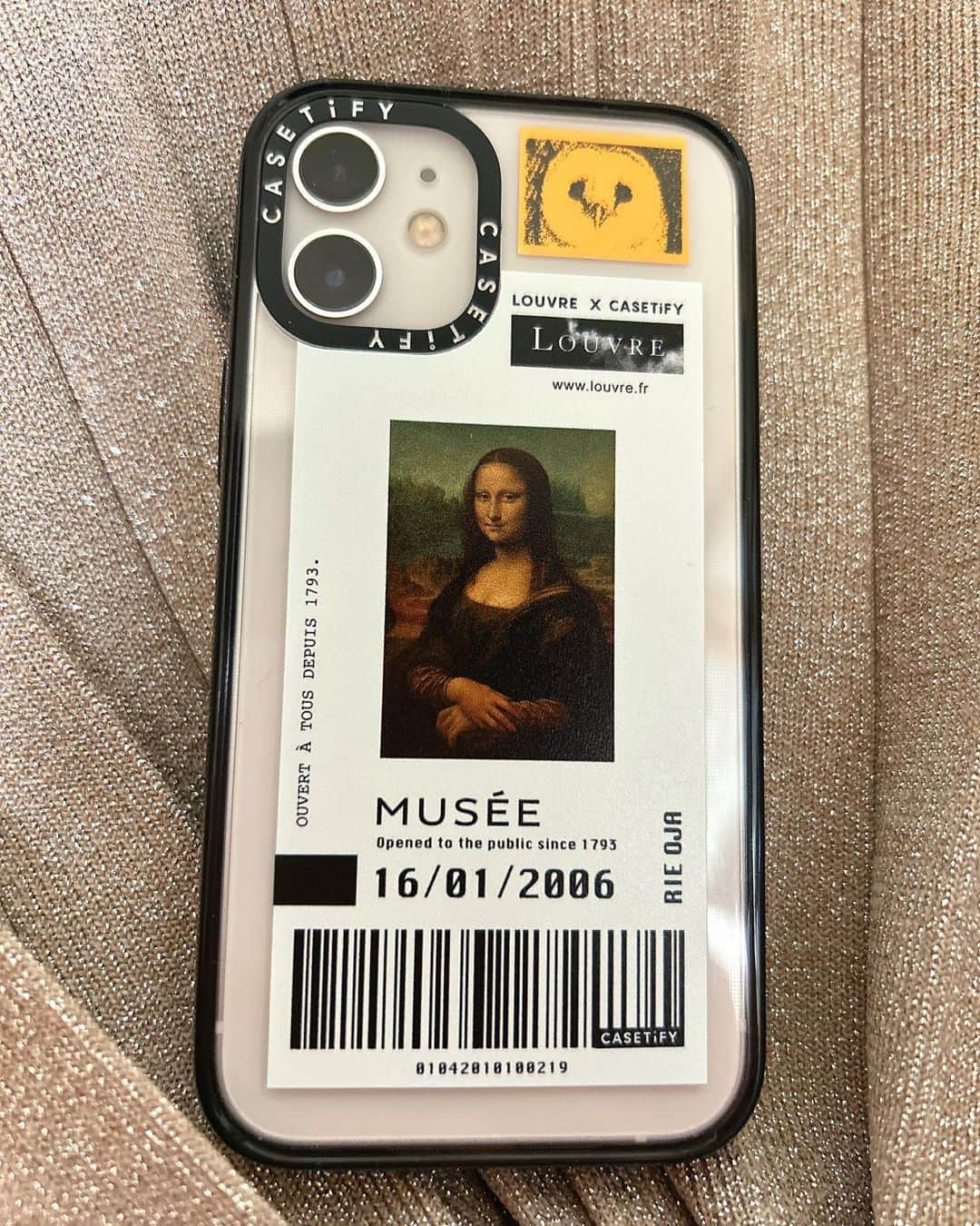 理絵のインスタグラム：「iPhone📱の寿命が近づいてきた為、機種変を行いました❕  使用していたケースティファイ×ルーヴルのスマホカバーお気に入りでしたがお別れです🥲  ちなみにバーコードの上の日付けは私がルーヴル美術館で行われた👘着物ショーに出演した日です  お気に入りのフクロウさんシールは皇居のお財布にペタリと貼る予定♪  それにしても、機種変って疲れますね...そのせいでは無いと思いますが、お腹と腕に真っ赤な細かい大量のブツブツがっ💦  少しだったら様子を見てもいいのですが、今までになく大量のブツブツに不安を感じて  ゴールデンウィーク中もやっている皮膚科を探して診てもらいに行ってきます❕  写真に載せた腕はまだ薄いのですが、お腹には引くほど大量のブツブツが❕  しかもお腹だけ痒いの🥺  #ケースティファイ  #casetify  #スマホケース  #機種変 #湿疹」