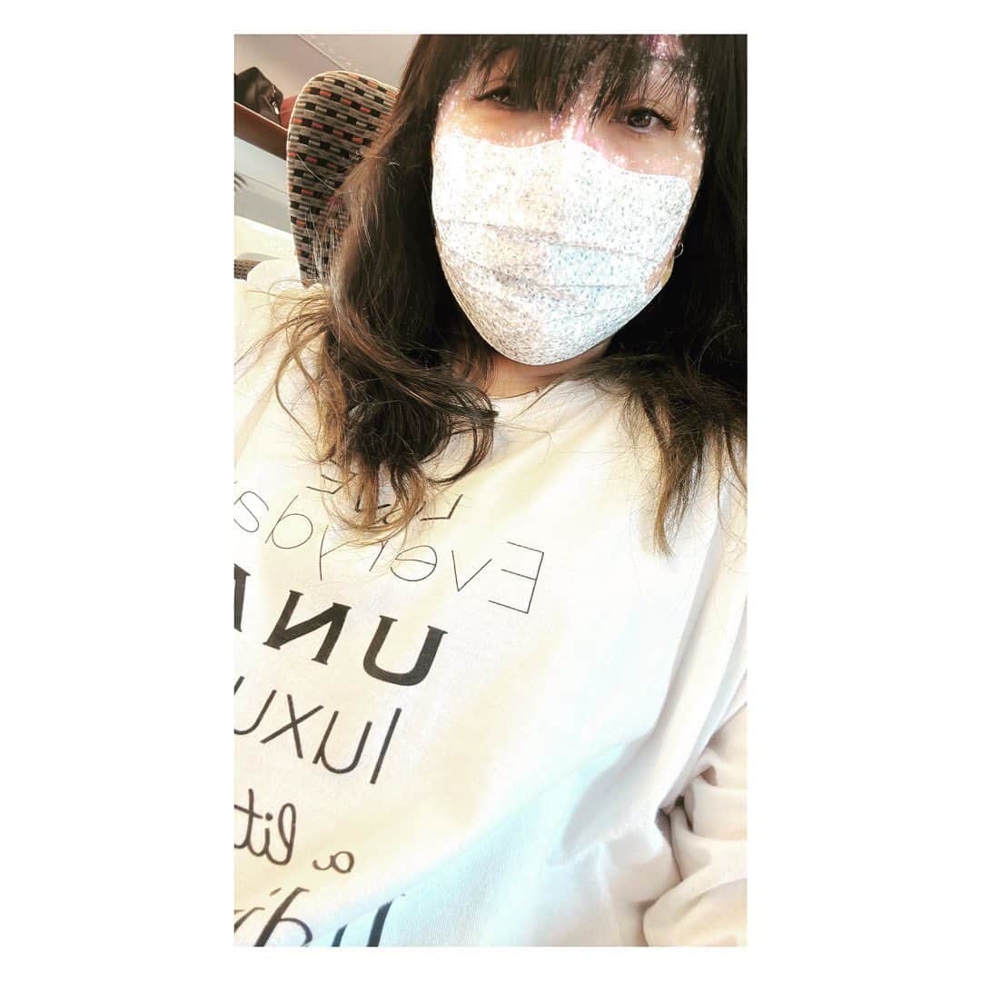 海原ともこさんのインスタグラム写真 - (海原ともこInstagram)「偶然同じロンT着てました😂 よく似た感じにはなるのですが…  並んで座って仲良く新幹線で移動しました  そして新幹線で、内海くんに会いました。 鶴瓶師匠にも会いました。  違うお仕事だったのに、帰りにまた内海くんに会いました その前にエレベーターから降りて来た稲ちゃんにも会いました。」5月2日 10時55分 - tomocolovesmile