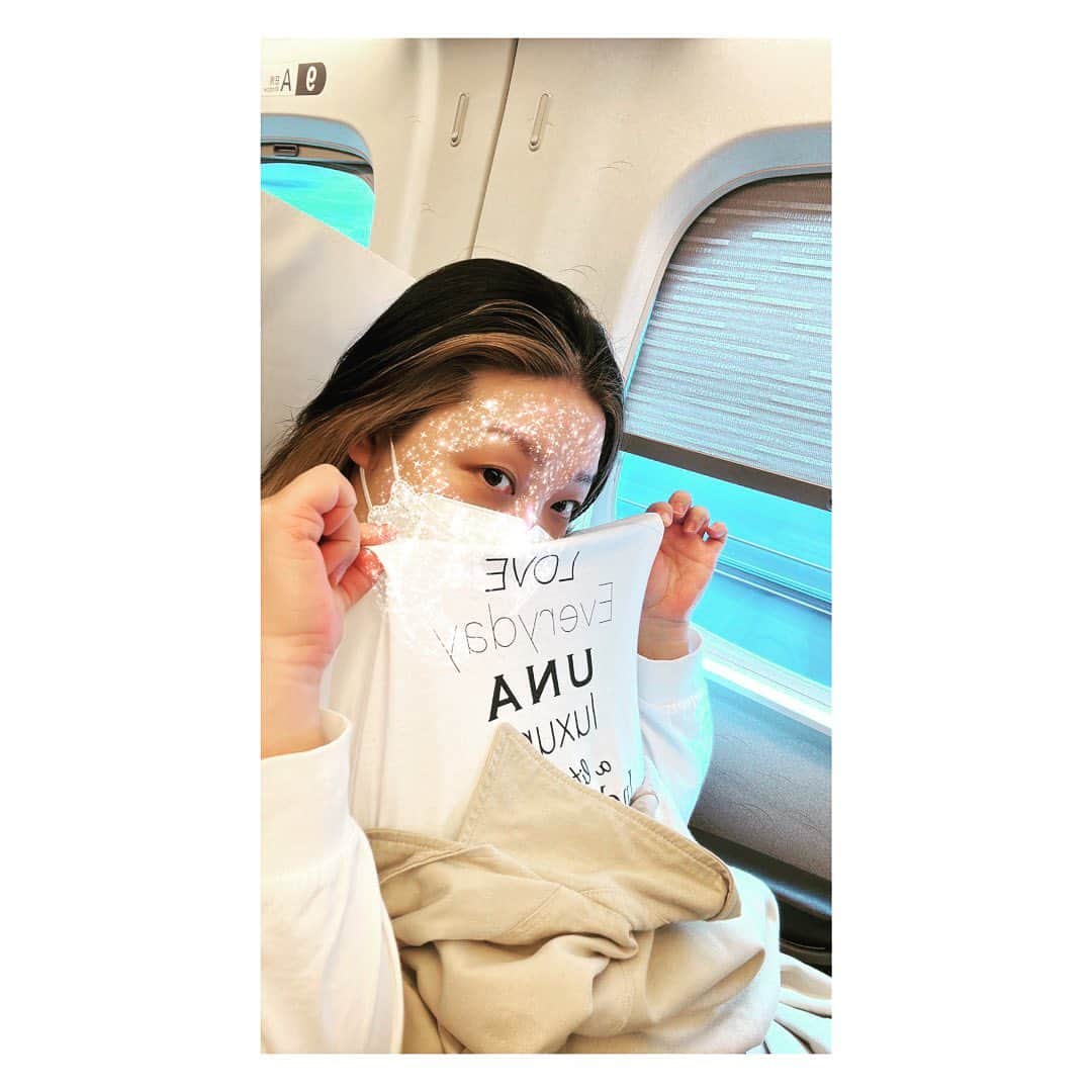 のインスタグラム：「偶然同じロンT着てました😂 よく似た感じにはなるのですが…  並んで座って仲良く新幹線で移動しました  そして新幹線で、内海くんに会いました。 鶴瓶師匠にも会いました。  違うお仕事だったのに、帰りにまた内海くんに会いました その前にエレベーターから降りて来た稲ちゃんにも会いました。」