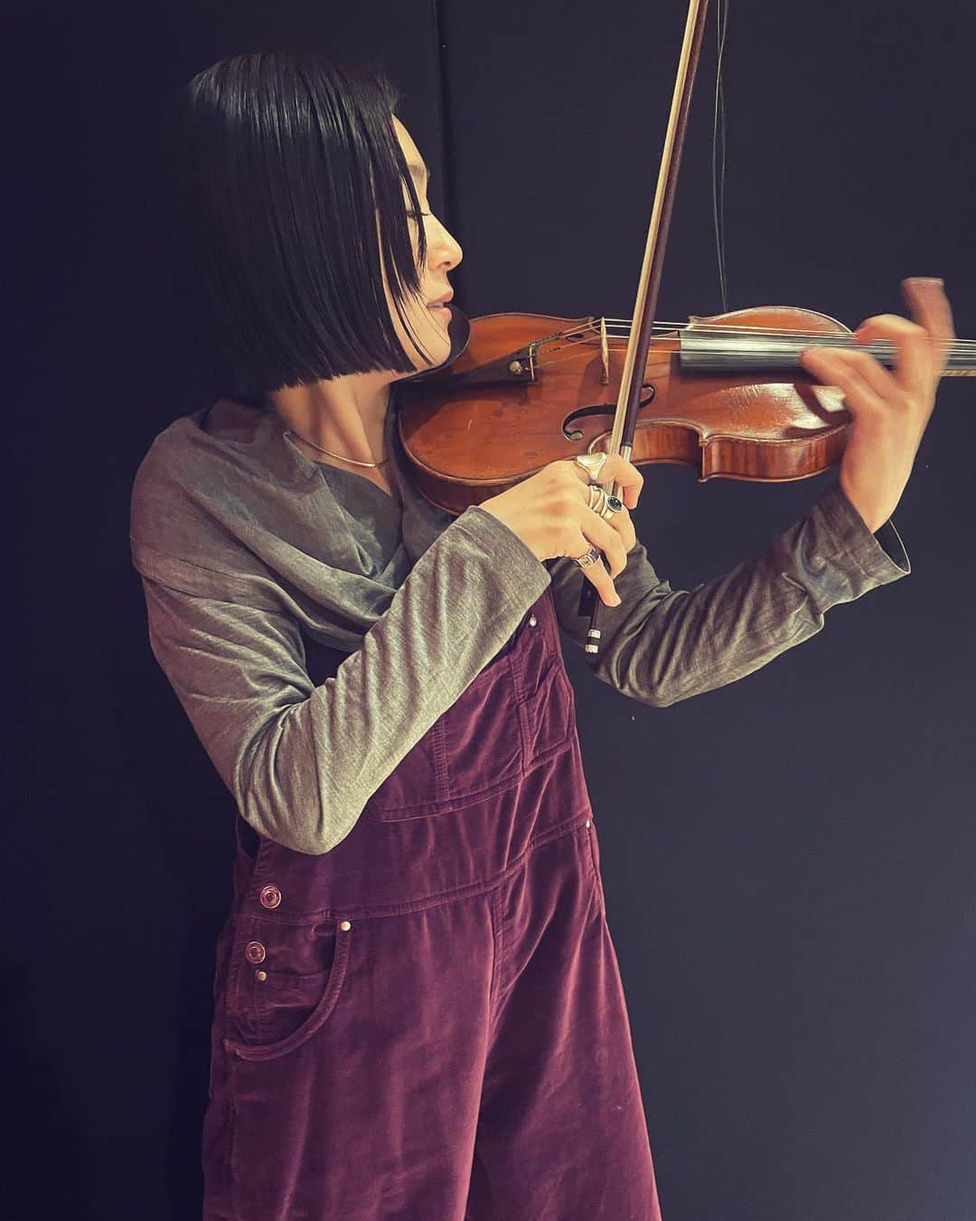 白澤美佳のインスタグラム：「✴︎✴︎✴︎  Liveまであと2日🎻🔥  5/4(木) 13:00start 【ArcoIris Live】  ArcoIris4年ぶりのリリース決定。  リリースを記念して入場者特典付き先行スペシャルLIVE開催！！  @nakamegurorakuya     　　  #arcoiris #Live #violin #violinist  #歌うヴァイオリニスト #白澤美佳 #久しぶりの東京ライブ  #中目黒楽屋 #🎻　#🎹　#🎙 #154cmコーデ  全て　@luik0121  #ring #💍 @cabriolet_labouquetierelola  @beatnik_tokyo 　@riefejewellery_official」