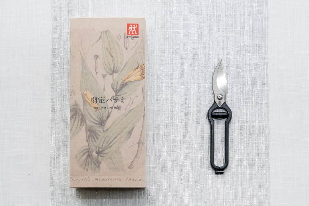 ZWILLING Japan ツヴィリングのインスタグラム：「【ZWILLING 剪定バサミ Makino Edition "紹介 by キッチンマイスター】  5/25に発売となる “ZWILLING 剪定バサミ Makino Edition" は、日本の植物分類学者の父・牧野富太郎博士 生誕161年を記念し、生産された5000本限定の復刻版。先月開催されたお披露目の発表会にて公開した、開発に至る背景や牧野博士のエピソードなど、製品復刻に至るまでのストーリーをキッチンマイスター内でご紹介していますので、ぜひご覧くださいませ。 → http://media.zwilling.jp/12930  上記にありますリンクは、プロフィールURL内にあるキッチンマイスターリンクよりご確認頂けます。    #zwilling #ツヴィリング #牧野博士が愛用したツヴィリングバサミ #剪定バサミ」