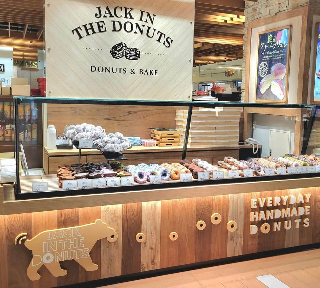 jackinthedonuts -ジャックインザドーナツ-さんのインスタグラム写真 - (jackinthedonuts -ジャックインザドーナツ-Instagram)「ジャックインザドーナツのロゴのくまちゃんは ボックスやドリンクカップだけではなく 店頭にもいるんですよ🧸(一部店舗のみ)  ドーナツをくわえてしっぽフリフリ💕 とってもcuteなご機嫌なくまちゃん🥰  ぜひご来店頂いた際は、ドーナツだけではなく クマロゴも一緒に見ていただければと思います😍  #jackinthedonuts #ジャックインザドーナツ　 #絶品クリームブリュレ #ギャラクシードーナツ #kuma3daポン  #ドーナツ #ドーナツ好き #ドーナツ専門店 #おうちおやつ #手土産  #お土産スイーツ #スイーツ #スイーツ部 #デザート  #ドーナツ好きな人と繋がりたい  #スイーツ好きな人と繋がりたい」5月2日 11時06分 - jackinthedonuts