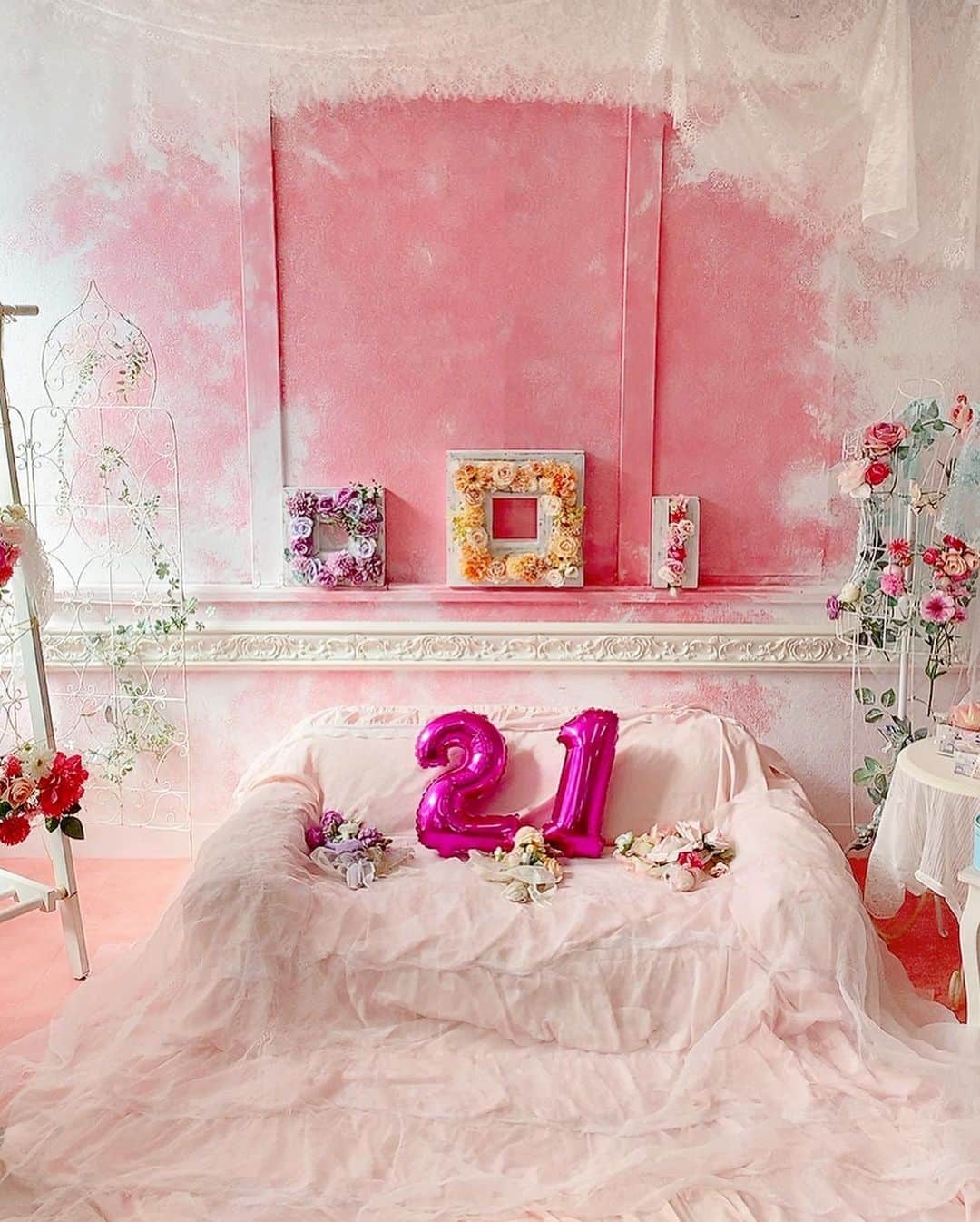 れいのインスタグラム：「⁡ ⁡ 最近ハマってるネイルチップ 長持ちするし優秀💅❤︎ ⁡ 生誕祭したスタジオかわいすぎたᙏ̤̫♡♡ ⁡ #birthday #flowers #shooting #nails #pink #ootd #evleyn #fashion #birthdayparty #instagood #shein」