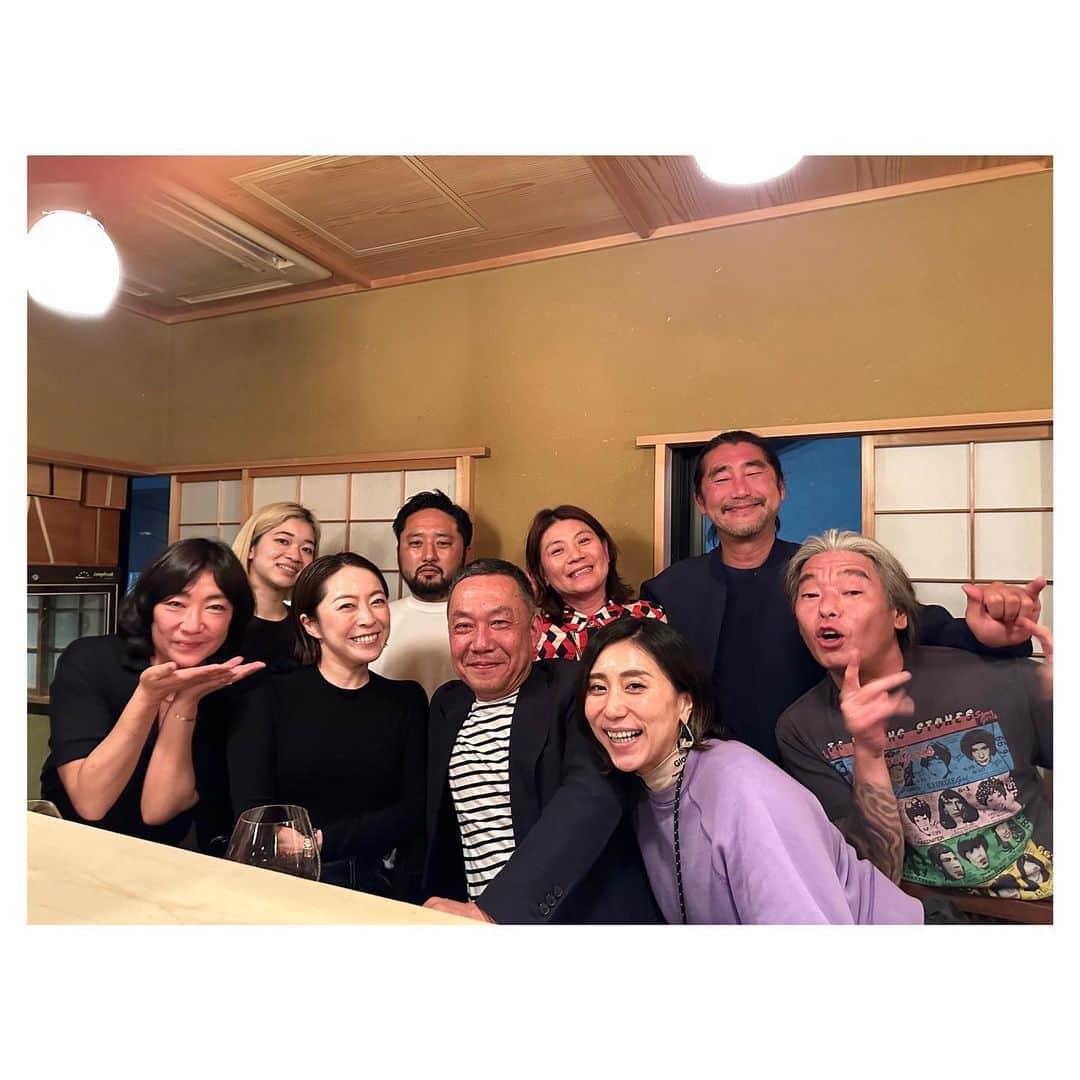 新田桂一のインスタグラム：「GW前に大好きなメンバーと一緒に誕生日ご飯！サプライズ大成功！皆んなありがとうございました❤️スナックも最高でした❤️ゆかりちゃん！誕生日おめでとう🎊素敵なGWを過ごしてくださいね！  @yukari_magnese  @kiho  @pug_lyra_pug  @hiroyuki.watanabe  @t.cutters.v_v  @k_mich  @bobtokyo  @rizna_i_wa  @magnese_tokyo」