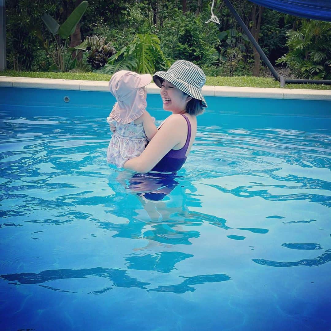 土岐田麗子さんのインスタグラム写真 - (土岐田麗子Instagram)「👙🛟♡  赤ちゃんの水着姿ってたまらない♡ ママの方がたのしそう  #firsttrip #pool #instadiary」5月2日 11時09分 - reli0531