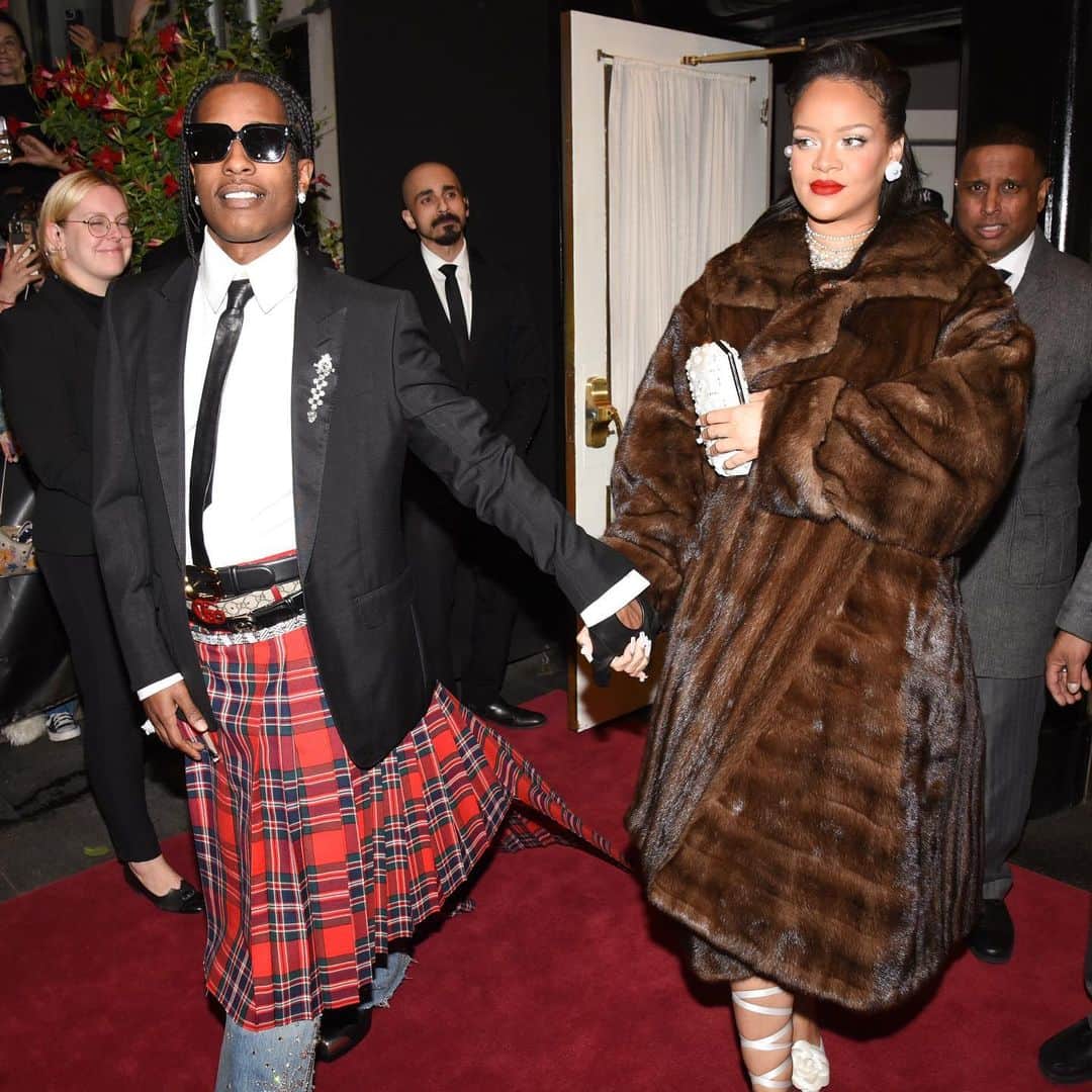 マリクレールのインスタグラム：「Don’t head to bed just yet: #Rihanna and #ASAPRocky are *allegedly* en route to the #MetGala right now after being photographed leaving the Carlyle Hotel just minutes after the red carpet wrapped. Stay tuned…」