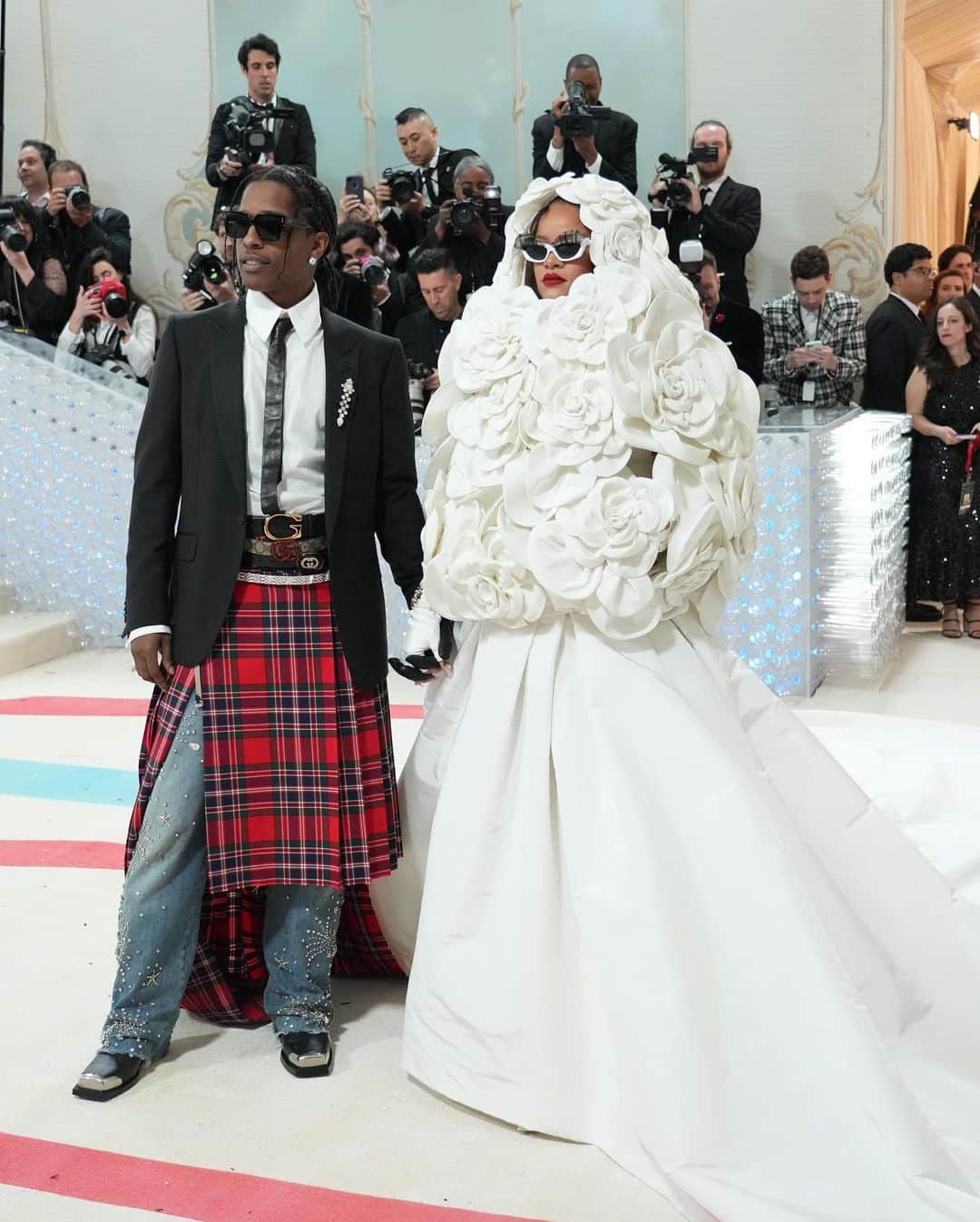 New York Times Fashionのインスタグラム：「Rihanna and ASAP Rocky have finally arrived at the Met Gala, long after other attendees have already ascended the steps and gone inside.   Rihanna, asked how she’s feeling tonight in that Valentino gown, says “good” and “expensive,” fashion reporter @jtes reports live from the carpet.   At 10:15, the couple's highly-anticipated arrival brought the carpet to a close. Catch up on all the looks from fashion's biggest night at the link in our bio. Photo by @poupayphoto」