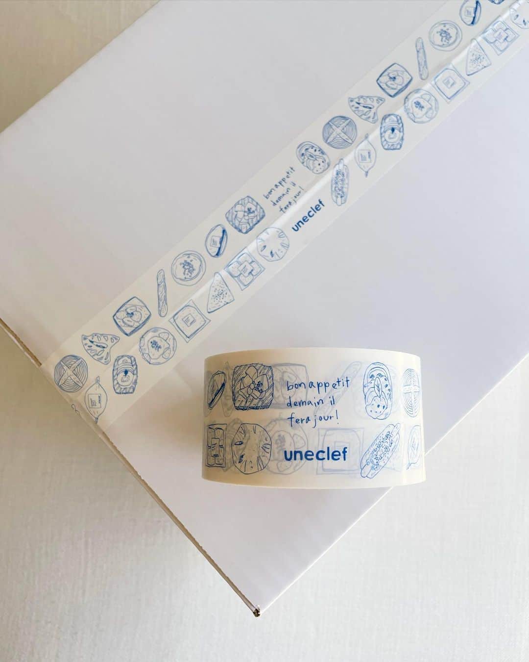 uneclefのインスタグラム：「⁡  コロナ禍でお店をお休みして続けてきましたonlineshop。 OPENしてから今まで作ってきたuneclefのパン、焼き菓子が描かれたテープでお届けしてきました。 少しでも楽しい気分になってくださっていたら嬉しいなと思います。 コロナもだいぶ落ち着き、出かけられるようになり、 それぞれお好きなパン屋さんでパンをご購入できるようになってきたのではないでしょうか？ ⁡ 長野に移転後もonlineshopを続けていこうと思っていますが、再開してみないとわからないこともあり、とりあえず未定です。 ⁡ テープに描かれたパン、焼き菓子は、 今後、焼かないものが出てくる可能性もあり、 次回発送の途中で無くなり次第、 こちらのテープでのお届けは終了します。  レモンケーキ、クッキーのシールをお休みしたり、 テープを終了したり、材料高騰、環境問題、色々と向き合いながら移転に向けて色々と考える日々を過ごしています。 一気に改善することはむずかしいけれど、 その時に感じる事を大切にしながら、 少しずつ変化していけたらと思っています。」