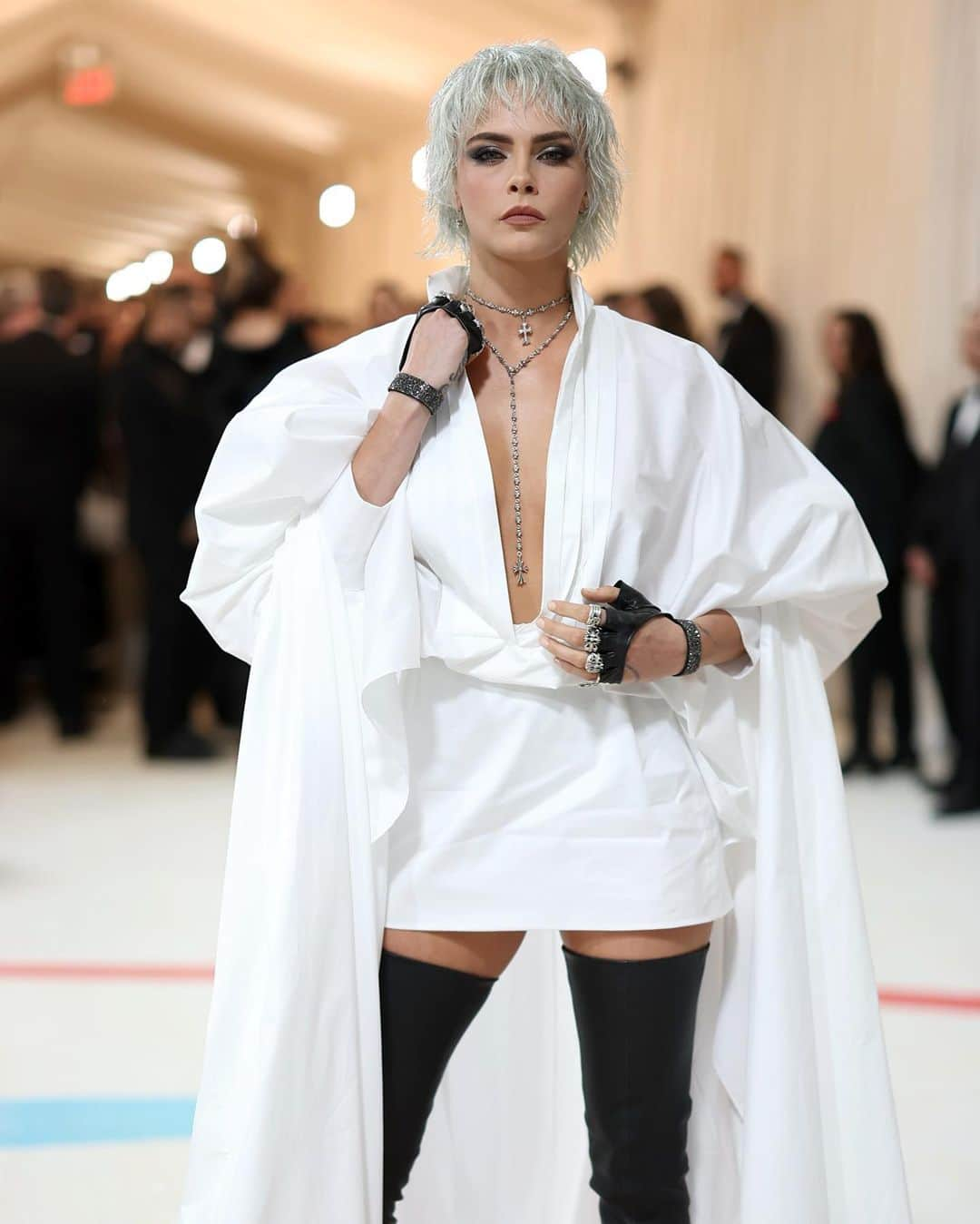 Vogue Italiaさんのインスタグラム写真 - (Vogue ItaliaInstagram)「#KarlLagerfeld l’aveva definita “l’it girl per eccellenza”: @caradelevingne è tra le ultime muse del designer scomparso. Dalle famose scale del #MetGala dai un’occhiata a tutti i look avvistati, al nostro link in bio.」5月2日 11時17分 - vogueitalia