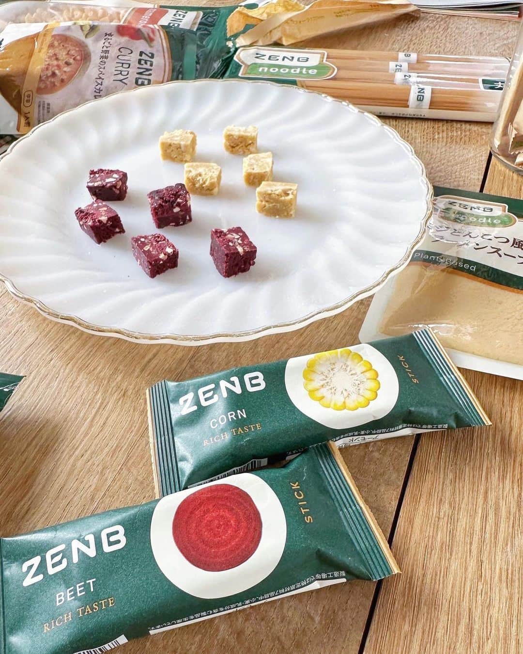布川桃花さんのインスタグラム写真 - (布川桃花Instagram)「先日、ZENBの試食会へ💛 @zenb_japan   素材を可能な限りまるごと使うことや 添加物、動物性成分不使用にこだわったZENBの商品🌿  栄養豊富な食材として注目されている 黄えんどう豆を原材料とした グルテンフリーのZENBヌードルが人気✨  黄えんどう豆は遺伝子組み換え品種が存在せず 食物繊維や植物性たんぱく質が豊富で 大豆よりも脂質が少なく加工後も酸化しにくいんだって👏🏻  ヌードルだけじゃなくてソースやスープ スナック、ペーストなど忖度なくどれもおいしくて 全部ストックしておきたくなった🥹💕  公開しているアレンジレシピも豊富だし レンジ調理ができたりする手軽さもありがたい🫶🏻  #momoka_beauty #ZENB」5月2日 11時32分 - momoka_fukawa