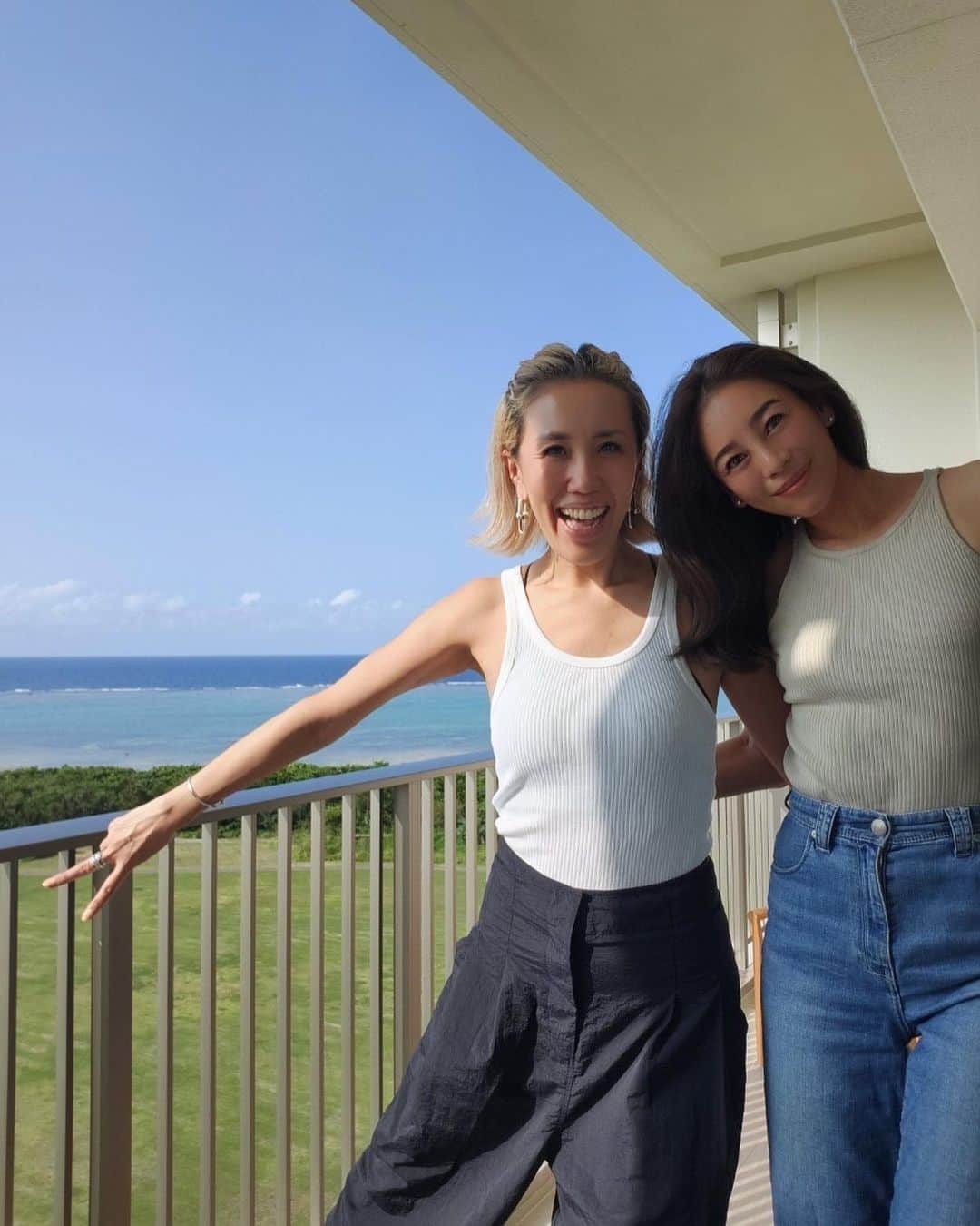 大桑マイミのインスタグラム：「撮影とイベントのお仕事で石垣島へ🏖いってきました。 仲良きメンバー🤍と、 @ana_ic_ishigaki_resort  で🥂過ごした時間が最高でした。  東京から直行便で3時間🫧で 非日常的でラグジュアリーな癒しの空間にいけてしまう。 空気も海も綺麗で食事も美味しくて 夜のプールサイド、お部屋のバルコニーのベッドチェアがお気に入りの場所になりました。  戻りたい〜♪な。。☀️🐟🐠🏖🥂❤️  旅でとても便利だった　@josephandstacey_jp  のニットバック　　& @brightage_japan  の UVベース  バックは広げると、プリーツになったバック。沢山入れても形崩れることない。小さくして持ち運びに便利。 UVベースは 1品で6役機能を兼ね備えた多機能CCクリーム。 肌にしっかり密着してくれて時間がたっても美肌をキープします。 ウォータプルーフ💦」