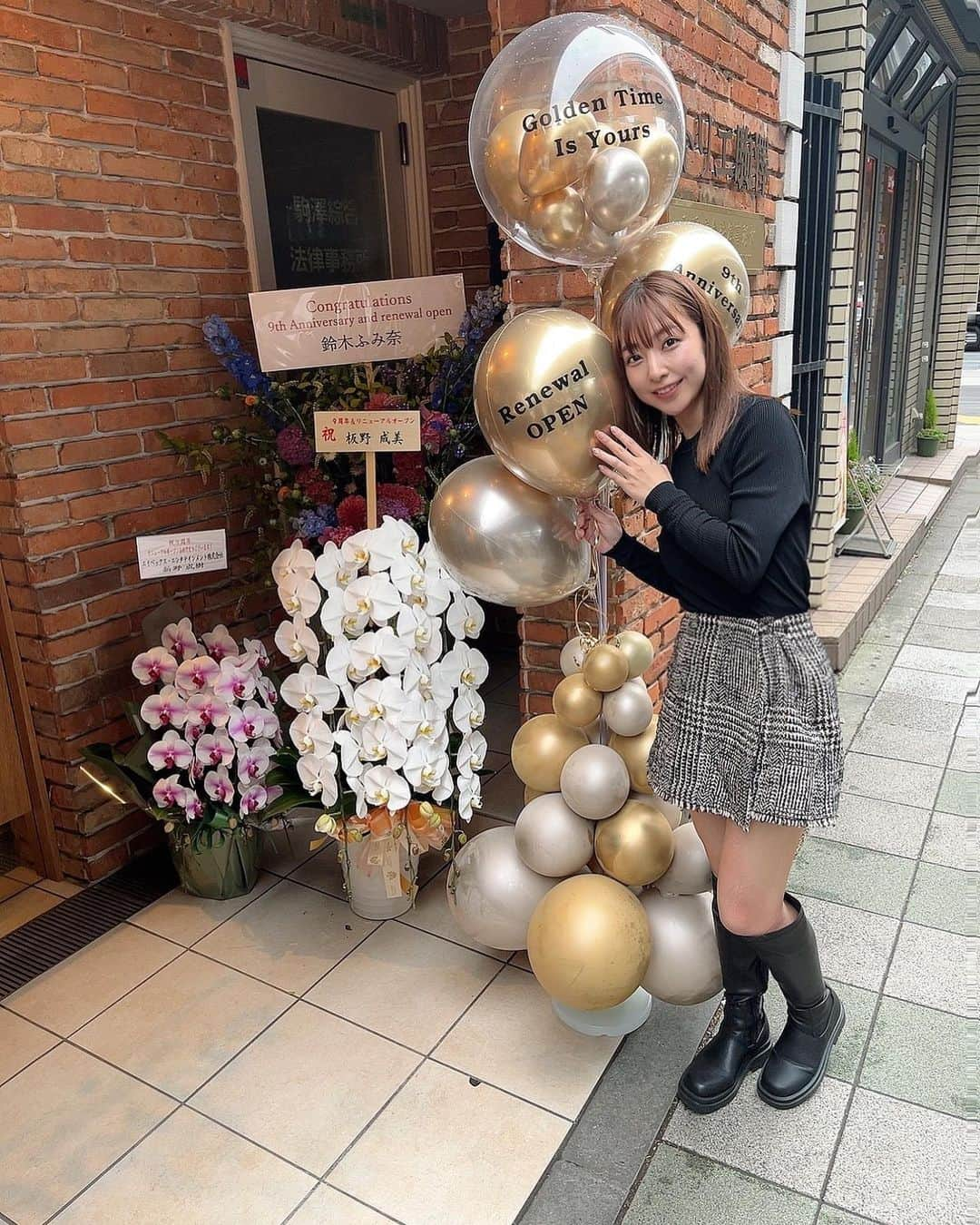 板野成美のインスタグラム：「先日 @goldentimeisyours さんのリニューアルオープンに行って来ました😌ぺちちゃん月花ちゃんと👭 @riotbunny_new  @momoyamatsukika  お店の雰囲気もとても素敵でテラスもあるの🤭🩵パスタも絶品でデザートまで最高でした✨オシャレ女子会に皆様も是非ーー🍝☕️  リニューアルオープン初日は予定より6時間早くsold outしたそうです🫨👏 #駒沢パスタ  #goldentimeisyours」