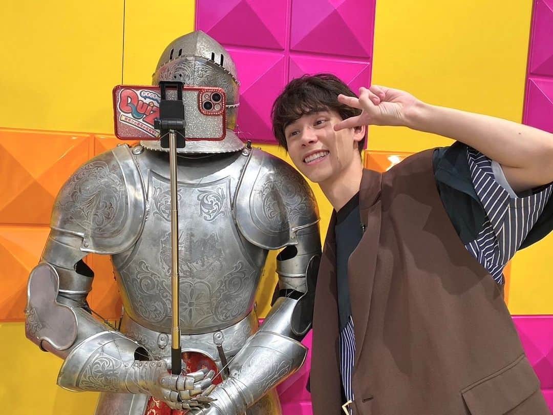 トラウデン都仁のインスタグラム：「甲冑と自撮り...笑 最近関西での仕事が多くて嬉しいです😆  出演情報 MBS 「やすとも・淳のクイズレ」 （5/3 水 20:00〜21:57）  関西圏の方は是非ご覧になってください✨」