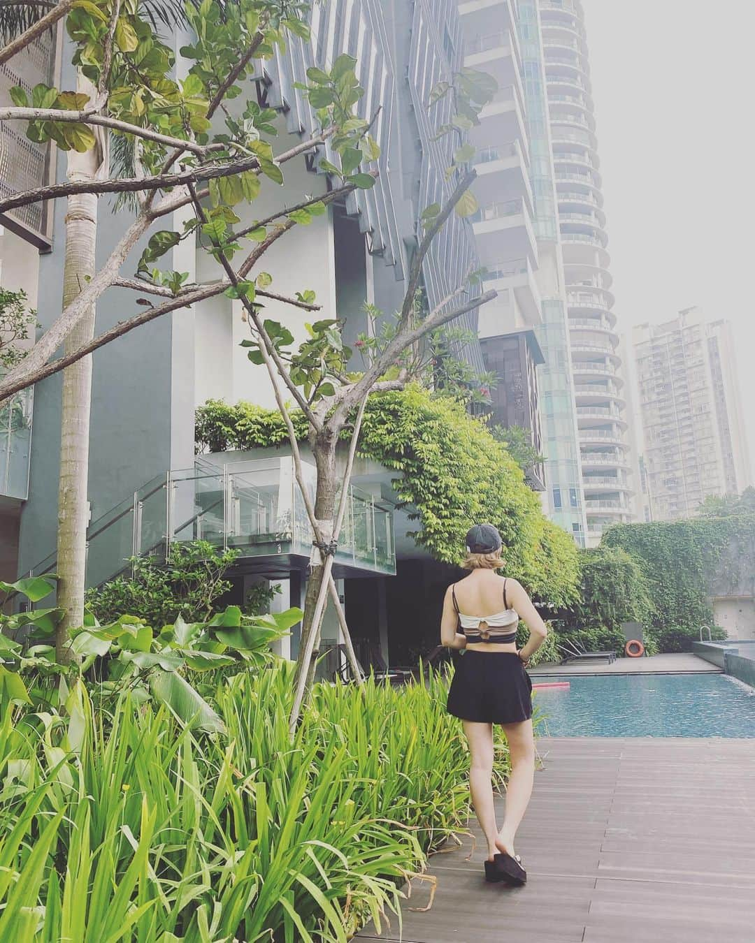 渡辺由香さんのインスタグラム写真 - (渡辺由香Instagram)「あーシンガポールに住みたい🇸🇬  毎日pool三昧したい🌴  初下ろしの @toiro__toiro 水着👙 denimとビーチ生活なら履いても かわいいよね 大人バイカラーがお気に入り🤍  #TOIRO #swimwear #singaporetrip #gw旅行」5月2日 11時29分 - yukawatanabe_hanabo