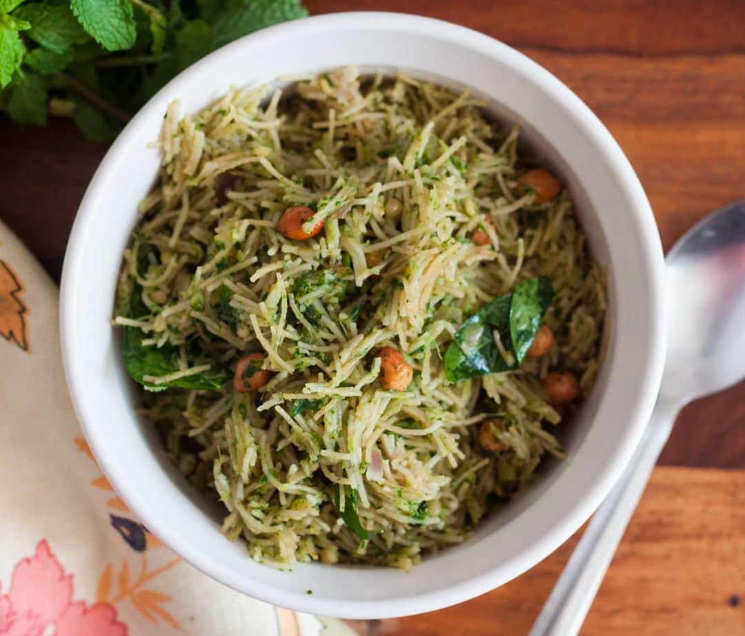 Archana's Kitchenのインスタグラム：「This Pudina Shavige Recipe is a delicious Karnataka-style Semiya Upma Recipe that is healthy and packed with lots of taste. Serve it for a quick and easy breakfast along with a cup of filter coffee and a bowl of fruits.  Here is how you can make it.  Ingredients 2 cups Semiya, rice vermicelli or foxtail millet vermicelli will also do 2 tablespoons Raw Peanuts  1/2 teaspoon Mustard seeds  1 teaspoon White Urad Dal 1 sprig of Curry leaves Salt, to taste 1 tablespoon Ghee, for flavour For Pudina Masala 1 Onion, chopped 2 cloves Garlic 1 inch Ginger, chopped 1 Green Chilli, slit 1 teaspoon Cumin seeds  1/2 cup Mint Leaves  1/4 cup Coriander leaves Salt, to taste  👉Heat oil in a saucepan over medium heat, add cumin seeds and allow it to crackle for a few seconds. Add ginger and garlic and saute till it softens. Add onions and saute till the onions turn translucent. 👉Finally add mint leaves, coriander leaves and green chilli and saute till the leaves wilt and turn off the heat. 👉Grind the pudina mixture into a coarse paste by adding very little water.  👉Finally to make the pudina Pudina Shavige, heat oil in a pan over medium heat. Add the mustard seeds and urad dal and allow it to crackle and the dal to turn golden and crisp. Add the peanuts and roast on low heat until crisp and golden. 👉Stir in the curry leaves, the semiya, salt to taste, pudina paste and 1-1/2 cups of water. Cover the pan and cook the Pudina Shavige until all the water is absorbed and the semiya is cooked completely. 👉Ensure you give the Pudina Shavige a stir halfway through. Once the Pudina Shavige is cooked completely, add the ghee and give it a stir. 👉Transfer the Pudina Shavige to a serving bowl and serve hot for breakfast. 👉Serve the Pudina Shavige Recipe along with coconut chutney, raita and fruit bowl to relish your morning breakfast.   Find 1000+ such recipes on our app "Archana's Kitchen" or website www.archanaskitchen.com . . . . . #recipes #breakfast #breakfastideas #breakfasttime #breakfastbowl #breakfastlover #poha #tea #teatime #southindianfood #southindianrecipes #southindianfood #homemadefood #eatfit #cooking #food #healthyrecipes #foodphotography」