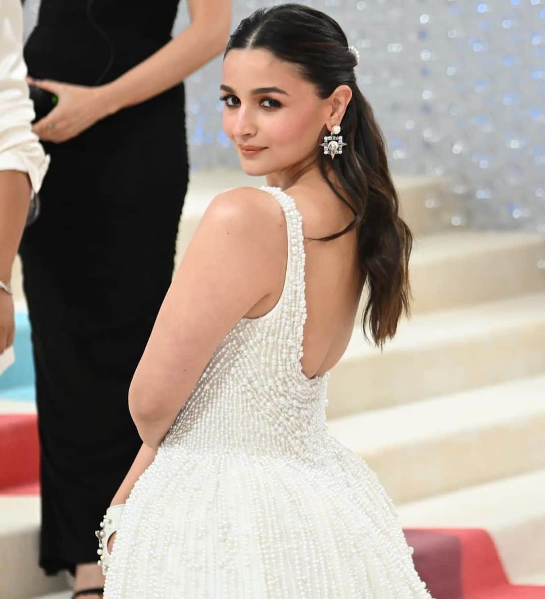 Indianstreetfashionのインスタグラム：「Alia Bhatt serving a Met Gala Lewk.. to mark tribute to Karl Lagerfeld 🐈‍⬛  #metgala #indianstreetfashion」