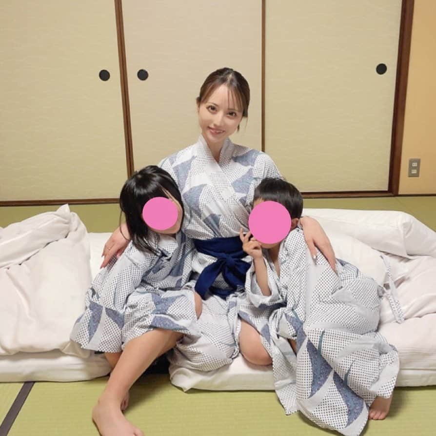 ともさんのインスタグラム写真 - (ともInstagram)「子供サイズの浴衣が かわちぃ😘  みんなはゴールデンウィーク なにするの〜❓❤︎  #gw#gw旅行 #ゴールデンウィーク#シンママ#シンママライフ#4歳男の子#6歳女の子#8歳女の子#mama#3kids#3kidsmama #親子写真#浴衣#旅館#かわちい」5月2日 11時32分 - tomo0510nagi