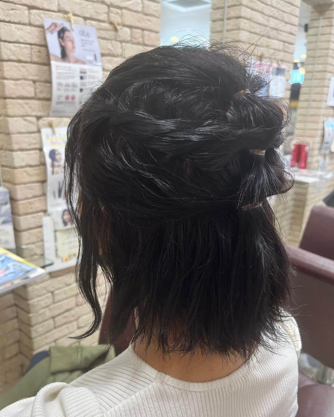 有働文子さんのインスタグラム写真 - (有働文子Instagram)「📺ニュース収録@銚子テレビ📺 ⁡ 📍hair..... @alpha_hair_hasaki  ⁡ 今日は、#編み込みアレンジヘア 🌿 サイドのネジネジが素敵でした💓 ⁡ 📍ワンピース ..... @eijikamata_fabrice   📍ピアス ..... @kaoriiiii308   スタジオには、#向日葵🌻🌻🌻  外が暑いので、紫陽花みたいなワンピースと、ピアスも涼しげで、良かったです☺️  ♥♡♥♡♥ ⁡ #ワンピース #ファブリス #ピアス #ori #銚子テレビキャスター  #銚子テレビ木曜キャスター  #銚子テレビニュース  #catvニュース #銚子テレビ #スタジオのお花 #花清 #フリーアナウンサー #アナウンサー #ショートボブアレンジ #ワンピーススタイル #衣装リース #衣装提供 #婦人服 #収録でした」5月2日 11時38分 - udou_fumiko