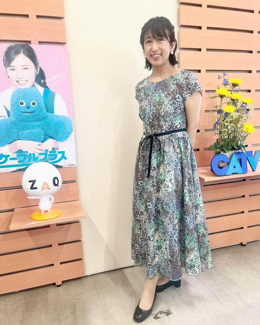 有働文子さんのインスタグラム写真 - (有働文子Instagram)「📺ニュース収録@銚子テレビ📺 ⁡ 📍hair..... @alpha_hair_hasaki  ⁡ 今日は、#編み込みアレンジヘア 🌿 サイドのネジネジが素敵でした💓 ⁡ 📍ワンピース ..... @eijikamata_fabrice   📍ピアス ..... @kaoriiiii308   スタジオには、#向日葵🌻🌻🌻  外が暑いので、紫陽花みたいなワンピースと、ピアスも涼しげで、良かったです☺️  ♥♡♥♡♥ ⁡ #ワンピース #ファブリス #ピアス #ori #銚子テレビキャスター  #銚子テレビ木曜キャスター  #銚子テレビニュース  #catvニュース #銚子テレビ #スタジオのお花 #花清 #フリーアナウンサー #アナウンサー #ショートボブアレンジ #ワンピーススタイル #衣装リース #衣装提供 #婦人服 #収録でした」5月2日 11時38分 - udou_fumiko