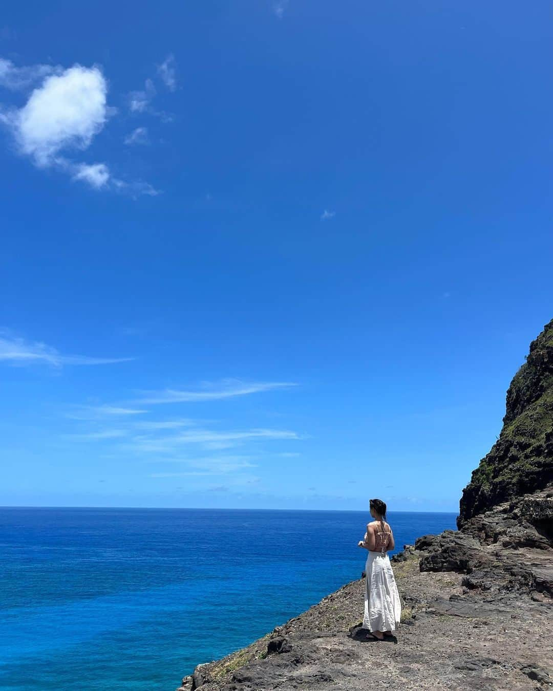 足立かりんさんのインスタグラム写真 - (足立かりんInstagram)「Hawaii⛰️ #絶景シリーズ #崖っぷち #楽しそうにしてるけど #緊張感しかなかった #makapuu  #その近くにある #makaipier  #ここも絶景ビーチ #hawaiianしかいかない #ローカルビーチ #今回本当にハワイの端から端まで移動してる #hawaii#hawaiitrip#旅猿娘#旅猿#photo」5月2日 11時42分 - karinadachi