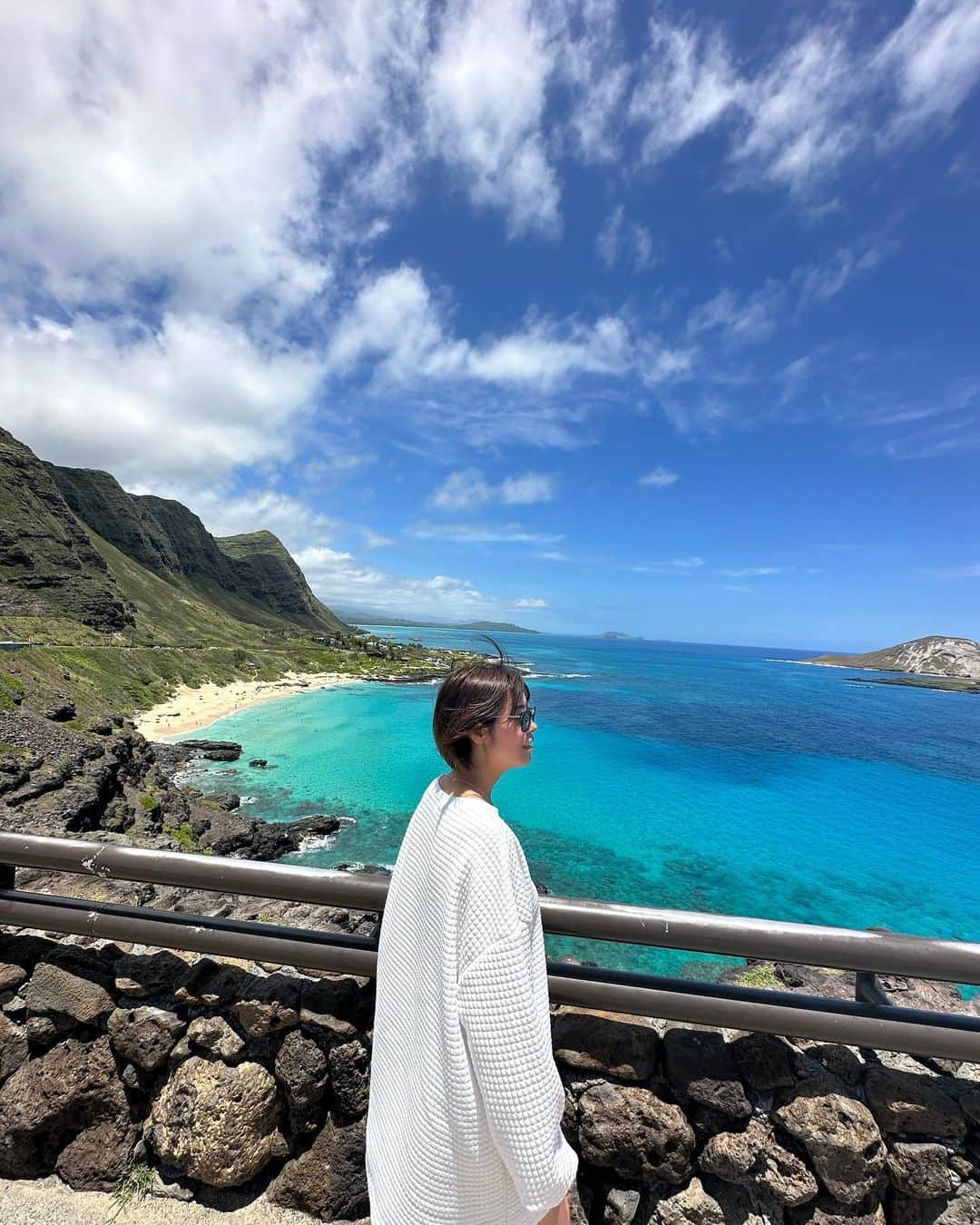 足立かりんさんのインスタグラム写真 - (足立かりんInstagram)「Hawaii⛰️ #絶景シリーズ #崖っぷち #楽しそうにしてるけど #緊張感しかなかった #makapuu  #その近くにある #makaipier  #ここも絶景ビーチ #hawaiianしかいかない #ローカルビーチ #今回本当にハワイの端から端まで移動してる #hawaii#hawaiitrip#旅猿娘#旅猿#photo」5月2日 11時42分 - karinadachi