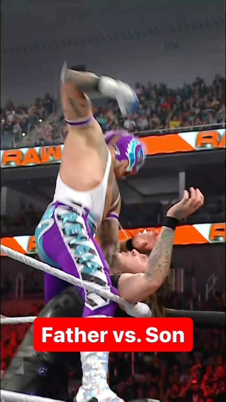 のインスタグラム：「Daddy’s not backing down, @dominik_35 👀👊💥 #WWERaw #WWEDraft」