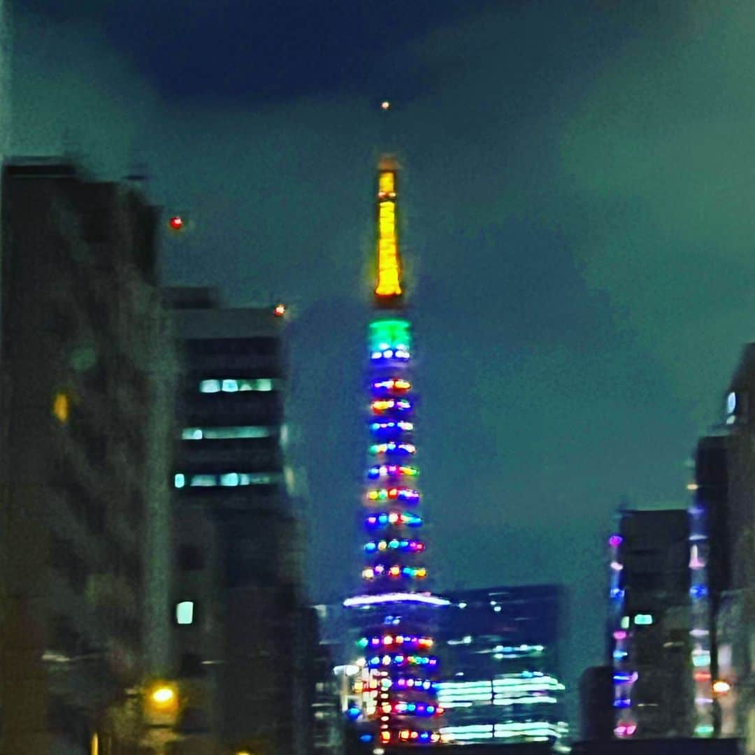 藤田朋子さんのインスタグラム写真 - (藤田朋子Instagram)「#東京タワー #カラフル #インフィニティダイアモンドヴェール  #ゴールデンウィーク  #明日のインスタライブは9時半を過ぎるかもしれません #柏餅 #私が用意できるのか！」5月2日 11時47分 - chiendormant