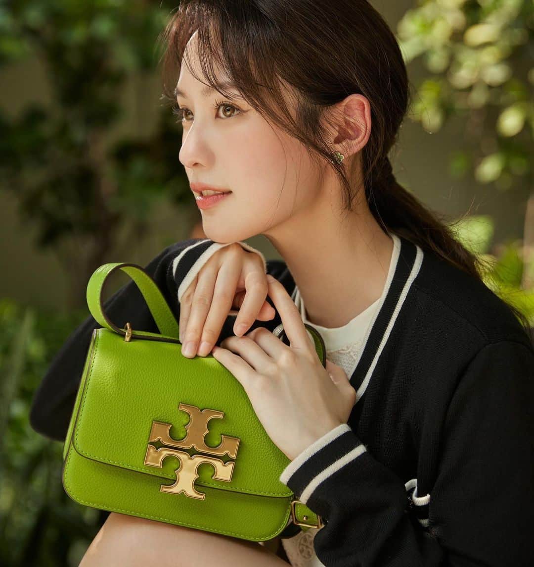 PIMTHAのインスタグラム：「Chilling day with the new @toryburch Eleanor bag  #ToryBurchSS23 #ToryBurchThailand  @toryburch @ppgroupthailand」