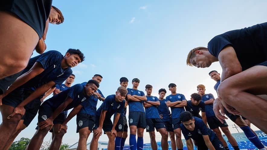 本田圭佑のインスタグラム：「Cambodia vs Philippine tonight ⚽️🇰🇭」