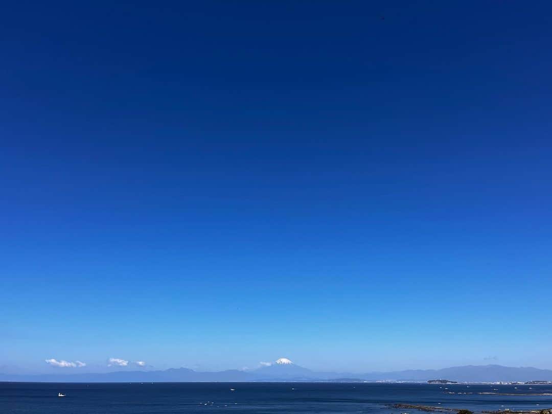 宇藤えみのインスタグラム：「5月🌿 気持ちのよい青空 #暮らし#葉山」