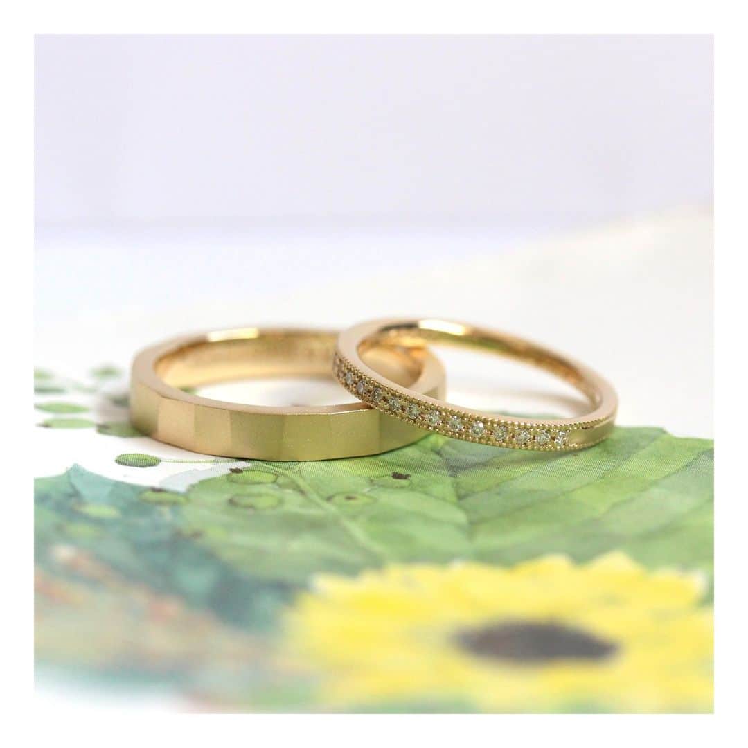 ith / イズ オーダメイド結婚指輪さんのインスタグラム写真 - (ith / イズ オーダメイド結婚指輪Instagram)「四角いフォルムの平打ちは フォーマルな印象を与えます。  イエローゴールドで つや消しを施すことで、 柔らかさとフォーマルさ 両方感じることができるデザインに。  男性の指輪は夏の日差しがモチーフの パキッと大きな槌目模様で。  女性はダイヤモンドを半周並べた ハーフエタニエティを ミル打ちで仕上げて厳かな雰囲気に。  お互いのこだわりを叶えつつ、 すっきり直線的なシルエットと イエローゴールドでお揃い感を両立させました。  ▽ 指輪について 結婚指輪(男性)：槌目 夏 K18YG：162,000円〜  結婚指輪(女性)：フーガ K18YG：160,000円〜  ***** ith公式アカウント情報 *****  【WEB🔗】 @ith_marriage TOPへ 　☞ プロフィールURLをタップ  【ハッシュタグ🕊】 #イズマリッジ  *********************************  【 #鍛造リング 🔨】 #シャンパンゴールド も選べる 職人の手で鍛え上げた高密度のお仕立て  【 #ライフスタイルジュエリー 】 さりげなく毎日を彩るジュエリー ith ECストア ☞  @ith_jewelry   #結婚指輪 #マリッジリング  #婚約指輪 #エンゲージリング #カスタマイズ #オーダーメイド #オーダーメイドリング  #結婚指輪探し #結婚指輪選び #結婚指輪オーダー #手仕事 #指輪選び #指輪探し #エタニティリング #ミル打ち #結婚準備 #プレ花嫁 #花嫁準備 #ゴールドリング  #ダイヤモンド #2023夏婚 #2023秋婚 #2023冬婚  #2024春婚 #名古屋花嫁  お問い合わせコード：23294」5月2日 11時55分 - ith_marriage