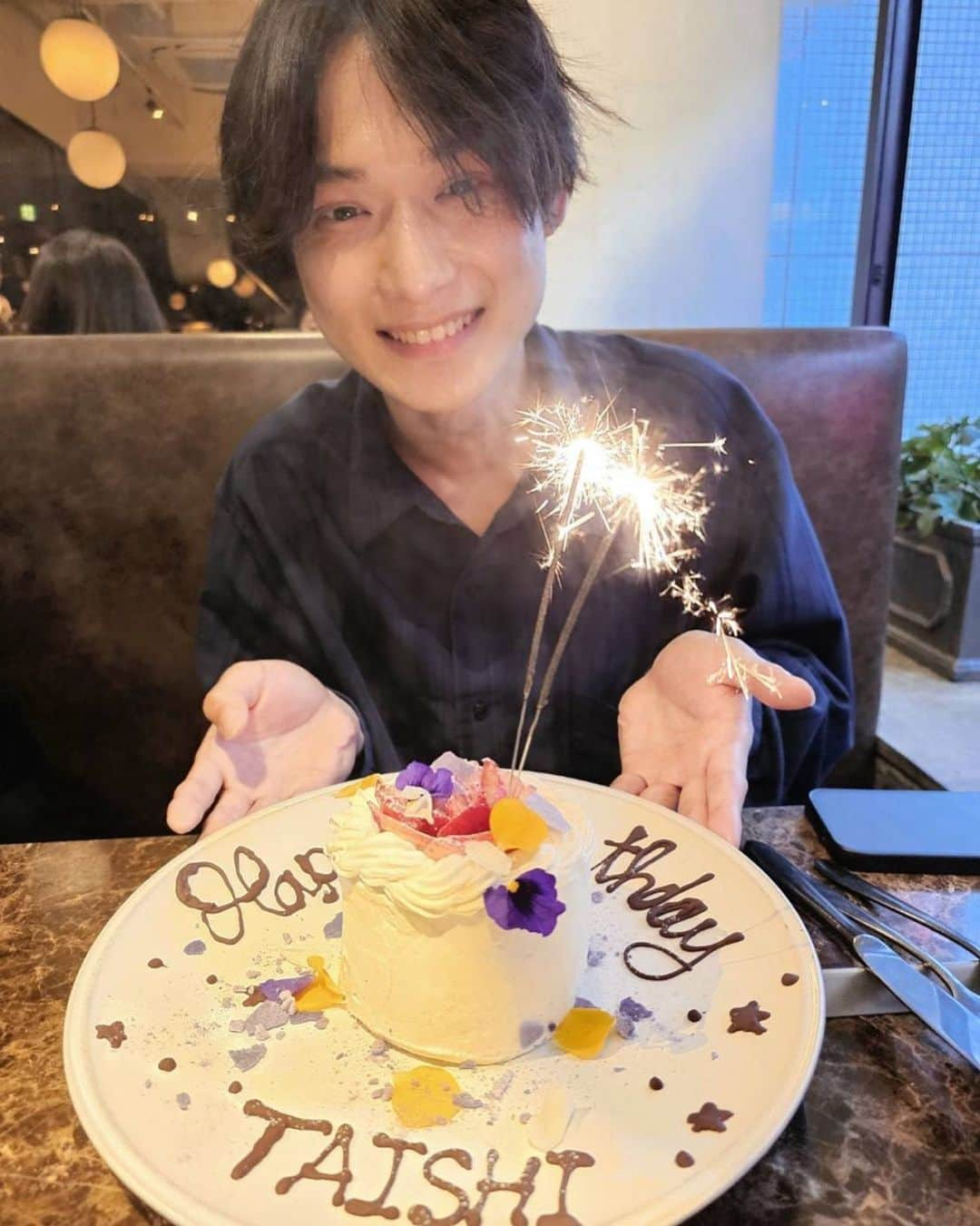 松本大志さんのインスタグラム写真 - (松本大志Instagram)「少しだけ早く誕生日のお祝いしていただきました😊 年々歳を取るスピードを早く感じて怖い笑  誕生日まであと13日くらいですが全力で楽しみたいと思います🙆‍♂️ 明日からGWですが皆さんは何をしますか？？ 僕は仕事入ってたりもするので旅行とかは行けませんが友達と飲みにでもいこうかなとおもってます🤔  いい休日を😘」5月2日 11時59分 - taishi_ma