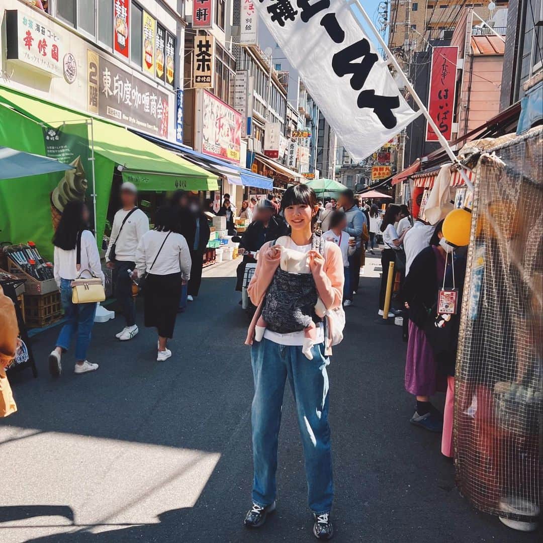 リサ のインスタグラム：「ゴールデンウィークを皆様いかがお過ごしですか☀️ 今朝、娘の初めての築地デビューを してきました！🐟(終始爆睡)  まさかの1年ぶりくらいの築地だったのですが、 私が毎日いた頃(2018-19年)の活気に戻りつつあって、嬉しかったです🧚🏻‍♀️爆カオスだけどね  父の頃からずっとお世話になっていて、 私の代になっても本当に良くしてもらったみんなに久しぶりに 会えて、なんだか元気になりました🫶🏻  父がいなくてどん底に悲しかった気持ちと、何も分からず、でも私が店をなんとかせねばとここで一人で踏ん張って来た日々と、温かく迎えてもらって助けてもらった思い出たちが築地に来ると色々入り混じるんだけど、 やっぱり築地が大好きです🫶🏻🫶🏻 (ライブとかロケの前に早朝仕入れに来て、そのまま現場行って終わったらまた締めに戻ったりもしてたな😇体力おばけ😇😇あとは何より、シノバニのロケも最高の思い出✨🧚🏻‍♀️)  #babygirl #4monthsold #girlbaby #tsukiji  #女の子ベビー #4ヶ月ベビー」