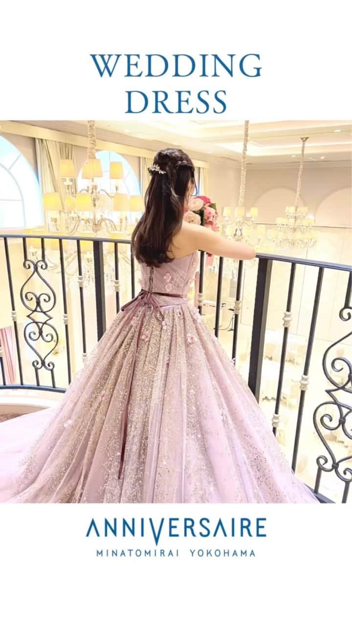アニヴェルセル みなとみらい横浜 公式のインスタグラム：「おすすめカラードレスのご紹介👗✨ 主役感抜群のグリッタードレスは階段入場が出来るスウィートのお部屋と相性バッチリです！  color dress  Pink Joanna/ピンクジョアンナ  ﾟ･*:.｡. .｡.:*･゜ﾟ･*:.｡. .｡.:*･ﾟ･*:.｡. .｡.:*･゜  横浜 みなとみらいの結婚式場 #アニヴェルセルみなとみらい横浜  📌海や空のように「永遠に続く」という 　意味を持つロイヤルブルーのバージンロード  📌120年の歴史が刻まれた 　壮観なステンドグラスのチャペル  📌好みに合わせて選べる 　7つの貸切披露宴会場  @anniversaire_minatomirai  👆詳細はプロフィールURLの 　公式HPよりご覧いただけます✨  ﾟ･*:.｡. .｡.:*･゜ﾟ･*:.｡. .｡.:*･ﾟ･*:.｡. .｡.:*･゜  #アニヴェルセル #アニヴェルセルみなとみらい #結婚式場見学 #ブライダルフェア #結婚式準備 #式場見学 #花嫁準備 #結婚式準備 #横浜花嫁 #みなとみらい花嫁 #みなとみらいウェディング #みなとみらい婚 #みなとみらい結婚式 #横浜結婚式場 #プレ花嫁準備中 #プレ花嫁準備 #結婚式場 #2023花嫁 #2024花嫁 #カラードレス#グリッタードレス #披露宴会場#再入場」