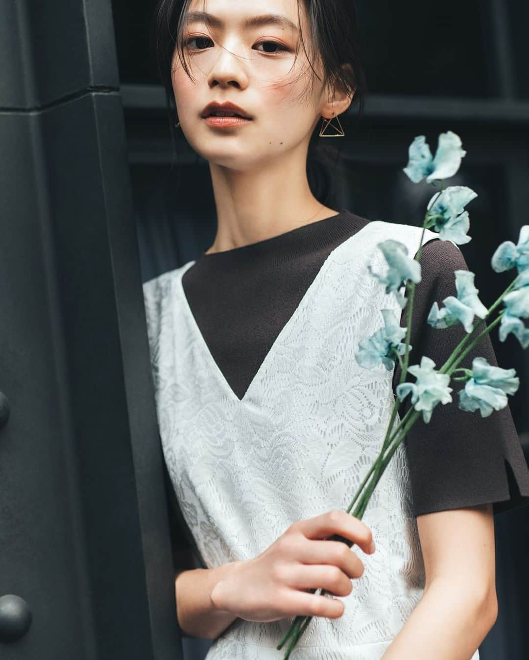 NATURAL BEAUTY BASICのインスタグラム：「松木育未さんが素敵に着こなしてくださった 春の新作webカタログ、第3弾が大好評公開中♡  Feminine＆Normcore Feat. Ikumi Matsuki  パフスリーブがドラマチックなロングドレスや、 フラワープリントが華やかなスカートetc. 女性らしさを引き立ててくれるフェミニンクローズと、 ノームコアな着こなしを叶えてくれる リラクシーなオールインワンやきれいめテーパード…  NBBが初夏に提案する、2テイストの新作たちを一挙ラインナップ。  ■総針ボトルネックニット ¥6,930 tax in size:FR color:オフ/ダークモカ/ロイヤルブルー #0173170504  ■レースオールインワン ¥13,970 tax in size:FR color:クロ/ホワイト/キャメル #0173140480 詳しくはプロフィールのURLより webカタログをチェック♪  #松木育未 さん #春カラー #オールインワン #レースワンピース  #spring #春コーデ #レイヤードコーデ  #夏コーデ #お出かけコーデ #オフィスコーデ #オフィスカジュアル #通勤コーデ #大人可愛い #カラーコーデ  #着回しコーデ #きれいめカジュアル  #ベーシックコーデ #ベーシック #ナチュラルコーデ #トレンドスタイル #シンプルコーデ #ナチュラルビューティーベーシック #naturalbeautybasic」