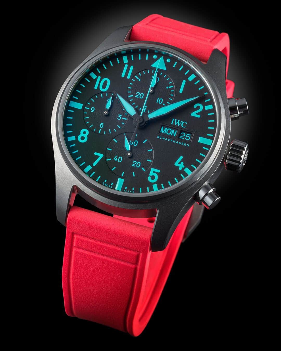 のインスタグラム：「1868年にスイスで創設されたウォッチブランド @iwcwatches_jp が、第2回 @f1mia の開幕に合わせ、Pilot’s Watch Chronograph 41 の新作 “Mercedes-AMG PETRONAS FORMULA ONE TEAM” を発売する。  2013年に公式エンジニアリング·パートナーとして始動し、今年10周年を迎える IWC と @mercedesamgf1 。5月1日（現地時間）、米フロリダ州マイアミで開催される Miami Grand Prix では、“マイアミピンク”のラバーストラップをセットした Pilot’s Watch Chronograph 41 “Mercedes-AMG PETRONAS FORMULA ONE TEAM” が登場。このカラーは、太陽の降り注ぐマイアミのライフスタイルとオーシャンドライブ通りの鮮烈な色彩を表現したもので、限りなくレッドに近い目の覚めるピンクが目を惹く1本となっている。続きは @hypebeastjp のプロフィール🔗から Photo : IWC #IWCMiami #JapanGoesMiami #IWCPilot #IWCRacing #sponsored」