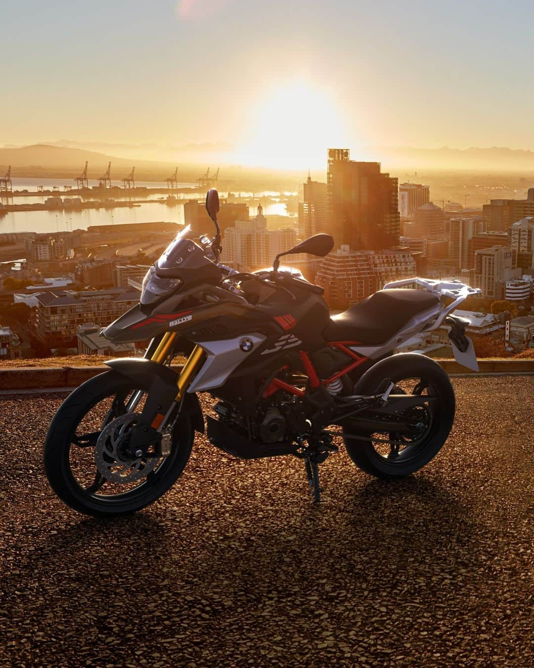 のインスタグラム：「皆さんご存じですか？ 「G 310 GS」はLEDヘッドライト、ABS、アンチホッピングクラッチ、ライド・バイ・ワイヤーのEスロットルグリップを標準装備しています。  いつだって #SpiritOfGS を！ 冒険は、その大きさや走行距離とは関係ないのです！🙌  #MakeLifeARide #G310GS #BMWMotorrad #BMWモトラッド #駆けぬける歓び」