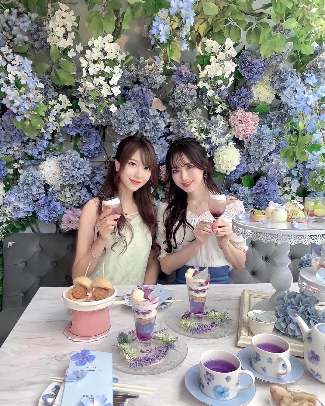 小越しほみさんのインスタグラム写真 - (小越しほみInstagram)「さやかちゃんと紫陽花afternoon tea💠  季節ごとに変わる内装が可愛い @hautecouturecafe_official  紫陽花は好みの色合いでほんとに可愛かった🥰  個人的におそばがあるのが新鮮だし すっきりしてて𝔾𝕠𝕠𝕕でした🤍  バーガーはその場であっためて貰えたよ🍔  スイーツもフルーツ多めで 初夏っぽい爽やかな味わいを楽しめたし 全体的にもバランスよくて食べやすかった🫶🏻  . . . . . . . . .  #hautecouturecafe #オートクチュールカフェ #afternoontea #アフタヌーンティー #中目黒 #中目黒カフェ #中目黒グルメ #中目黒ランチ #紫陽花 #紫陽花アフタヌーンティー #あじさい #アジサイ #hydrangea #ヌン活 #カフェ #カフェ巡り #カフェ部 #カフェ活 #カフェタイム #カフェ好き #カフェ好き #カフェランチ #cafe #東京グルメ #東京カフェ #映えスポット #映えスイーツ #映えカフェ #インスタ映え #インスタ映えカフェ #インスタ映えスポット」5月2日 12時01分 - shihomi1129