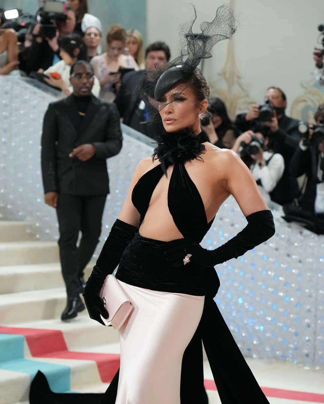 New York Times Fashionさんのインスタグラム写真 - (New York Times FashionInstagram)「Some of the biggest names from Hollywood, fashion, politics and entertainment honored the legacy of the designer Karl Lagerfeld at the Met Gala in New York on Monday.  Attendees celebrated the designer, who died in 2019, in a variety of ways. Lagerfeld’s beloved pet cat, Choupette, wasn’t there, but Jared Leto and Doja Cat saw to it that felines were represented on the carpet. In a nod to some of Lagerfeld’s most enduring design themes, there were plenty of pearls and flowers on the carpet. Kim Kardashian arrived in a pearls-and-not-much-else look by Schiaparelli, and Rihanna, who arrived very late, wore a white Valentino gown and a hooded camellia cape. ASAP Rocky’s look was very Karl-coded, with a black glove and white collared shirt, and Jessica Chastain wore giant black sunglasses framed by a blond wig that mirrored Lagerfeld’s signature hairdo.   Black and white looks were dominant on the carpet, though stars including Pedro Pascal and Viola Davis stood out with pops of color. There were a variety of statement headpieces or, in the case of Lil Nas X, a silver face mask with glittering whiskers.   This year’s gala and show at the Metropolitan Museum of Art’s Costume Institute, called “Karl Lagerfeld: A Line of Beauty,” were homages to the imagination and creativity of Lagerfeld, the longtime designer of Chanel, Fendi and his own line. Anna Wintour, the editor of Vogue and the gala’s chief mastermind who was one of Lagerfeld’s closest friends, said she hoped the designer “would understand how many people love and respect him.”   Tap the link in our bio to see a full roundup of the best looks from the Met Gala. Photos by @vnina and @poupayphoto」5月2日 12時03分 - nytstyle