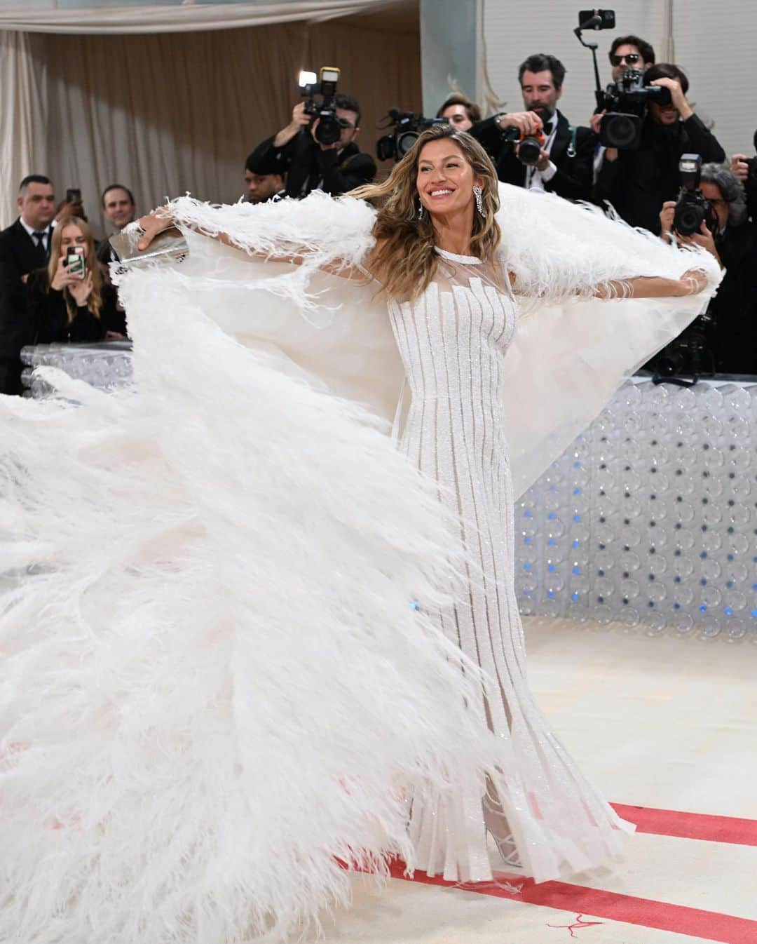 New York Times Fashionさんのインスタグラム写真 - (New York Times FashionInstagram)「Some of the biggest names from Hollywood, fashion, politics and entertainment honored the legacy of the designer Karl Lagerfeld at the Met Gala in New York on Monday.  Attendees celebrated the designer, who died in 2019, in a variety of ways. Lagerfeld’s beloved pet cat, Choupette, wasn’t there, but Jared Leto and Doja Cat saw to it that felines were represented on the carpet. In a nod to some of Lagerfeld’s most enduring design themes, there were plenty of pearls and flowers on the carpet. Kim Kardashian arrived in a pearls-and-not-much-else look by Schiaparelli, and Rihanna, who arrived very late, wore a white Valentino gown and a hooded camellia cape. ASAP Rocky’s look was very Karl-coded, with a black glove and white collared shirt, and Jessica Chastain wore giant black sunglasses framed by a blond wig that mirrored Lagerfeld’s signature hairdo.   Black and white looks were dominant on the carpet, though stars including Pedro Pascal and Viola Davis stood out with pops of color. There were a variety of statement headpieces or, in the case of Lil Nas X, a silver face mask with glittering whiskers.   This year’s gala and show at the Metropolitan Museum of Art’s Costume Institute, called “Karl Lagerfeld: A Line of Beauty,” were homages to the imagination and creativity of Lagerfeld, the longtime designer of Chanel, Fendi and his own line. Anna Wintour, the editor of Vogue and the gala’s chief mastermind who was one of Lagerfeld’s closest friends, said she hoped the designer “would understand how many people love and respect him.”   Tap the link in our bio to see a full roundup of the best looks from the Met Gala. Photos by @vnina and @poupayphoto」5月2日 12時03分 - nytstyle