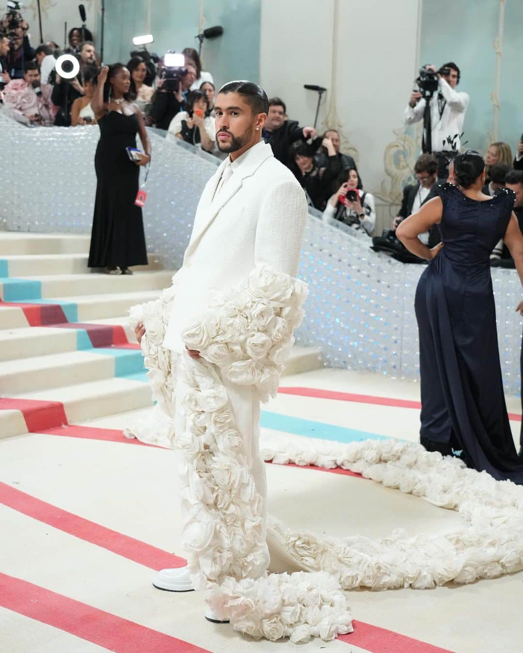 New York Times Fashionさんのインスタグラム写真 - (New York Times FashionInstagram)「Some of the biggest names from Hollywood, fashion, politics and entertainment honored the legacy of the designer Karl Lagerfeld at the Met Gala in New York on Monday.  Attendees celebrated the designer, who died in 2019, in a variety of ways. Lagerfeld’s beloved pet cat, Choupette, wasn’t there, but Jared Leto and Doja Cat saw to it that felines were represented on the carpet. In a nod to some of Lagerfeld’s most enduring design themes, there were plenty of pearls and flowers on the carpet. Kim Kardashian arrived in a pearls-and-not-much-else look by Schiaparelli, and Rihanna, who arrived very late, wore a white Valentino gown and a hooded camellia cape. ASAP Rocky’s look was very Karl-coded, with a black glove and white collared shirt, and Jessica Chastain wore giant black sunglasses framed by a blond wig that mirrored Lagerfeld’s signature hairdo.   Black and white looks were dominant on the carpet, though stars including Pedro Pascal and Viola Davis stood out with pops of color. There were a variety of statement headpieces or, in the case of Lil Nas X, a silver face mask with glittering whiskers.   This year’s gala and show at the Metropolitan Museum of Art’s Costume Institute, called “Karl Lagerfeld: A Line of Beauty,” were homages to the imagination and creativity of Lagerfeld, the longtime designer of Chanel, Fendi and his own line. Anna Wintour, the editor of Vogue and the gala’s chief mastermind who was one of Lagerfeld’s closest friends, said she hoped the designer “would understand how many people love and respect him.”   Tap the link in our bio to see a full roundup of the best looks from the Met Gala. Photos by @vnina and @poupayphoto」5月2日 12時03分 - nytstyle