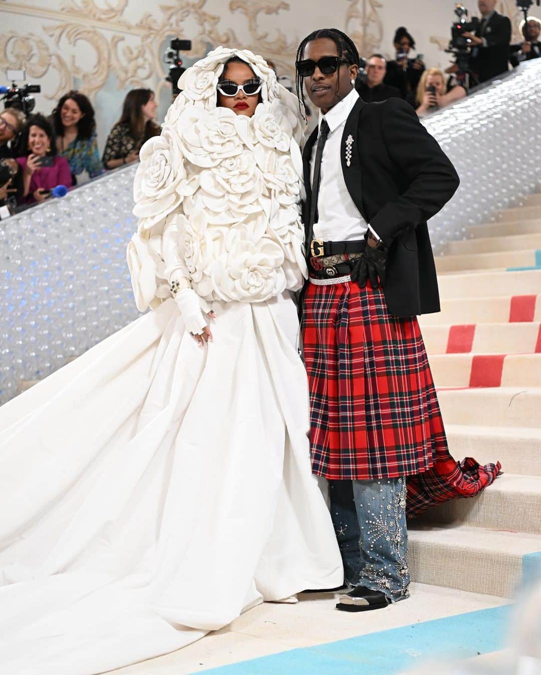 New York Times Fashionのインスタグラム：「Some of the biggest names from Hollywood, fashion, politics and entertainment honored the legacy of the designer Karl Lagerfeld at the Met Gala in New York on Monday.  Attendees celebrated the designer, who died in 2019, in a variety of ways. Lagerfeld’s beloved pet cat, Choupette, wasn’t there, but Jared Leto and Doja Cat saw to it that felines were represented on the carpet. In a nod to some of Lagerfeld’s most enduring design themes, there were plenty of pearls and flowers on the carpet. Kim Kardashian arrived in a pearls-and-not-much-else look by Schiaparelli, and Rihanna, who arrived very late, wore a white Valentino gown and a hooded camellia cape. ASAP Rocky’s look was very Karl-coded, with a black glove and white collared shirt, and Jessica Chastain wore giant black sunglasses framed by a blond wig that mirrored Lagerfeld’s signature hairdo.   Black and white looks were dominant on the carpet, though stars including Pedro Pascal and Viola Davis stood out with pops of color. There were a variety of statement headpieces or, in the case of Lil Nas X, a silver face mask with glittering whiskers.   This year’s gala and show at the Metropolitan Museum of Art’s Costume Institute, called “Karl Lagerfeld: A Line of Beauty,” were homages to the imagination and creativity of Lagerfeld, the longtime designer of Chanel, Fendi and his own line. Anna Wintour, the editor of Vogue and the gala’s chief mastermind who was one of Lagerfeld’s closest friends, said she hoped the designer “would understand how many people love and respect him.”   Tap the link in our bio to see a full roundup of the best looks from the Met Gala. Photos by @vnina and @poupayphoto」