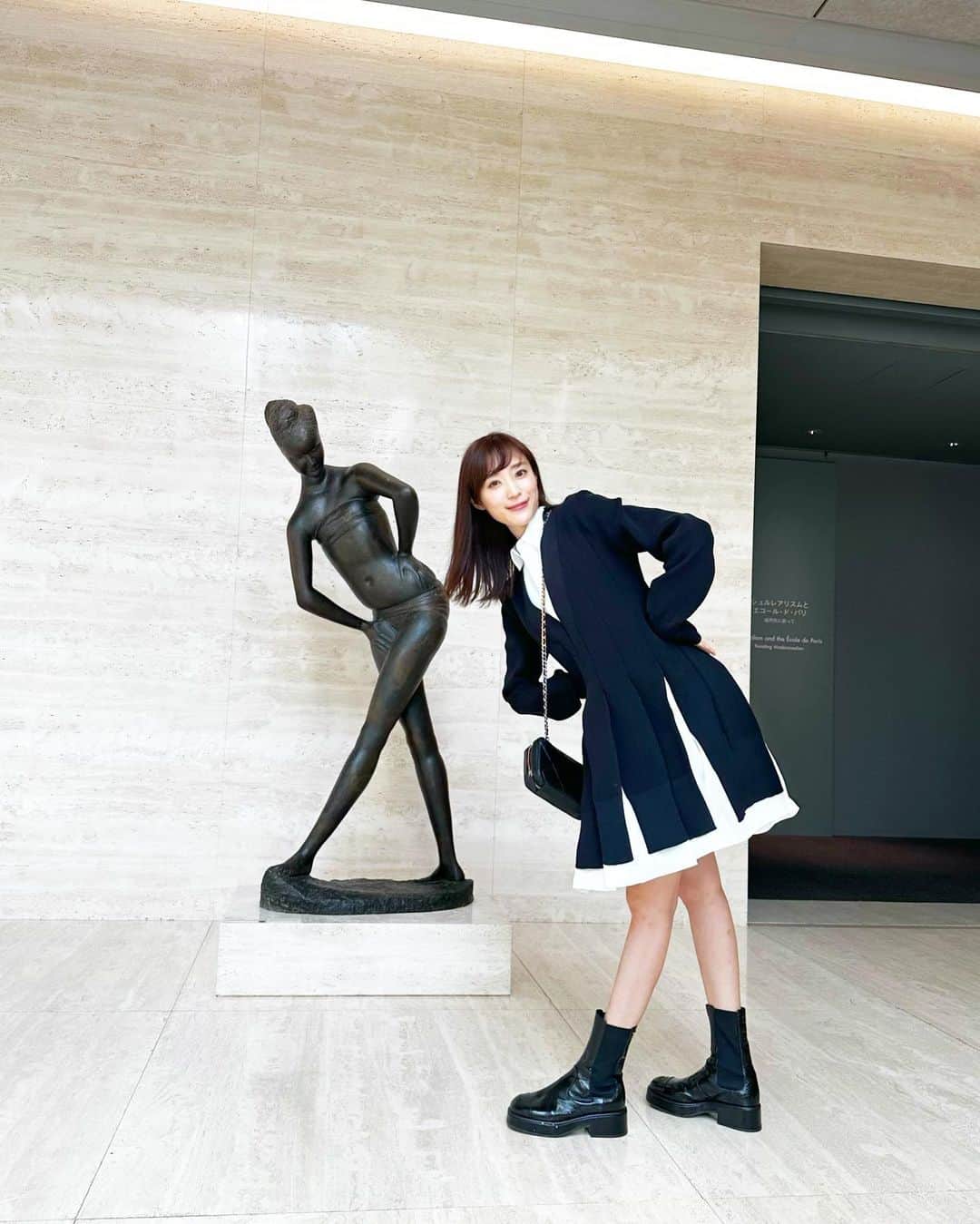 小林真由のインスタグラム：「日帰り箱根🗻 必ずこのポーズで撮り合いっこしたがる娘カメラマン。 子供といると何となく恥ずかしくもなく笑 ⁡ 大涌谷の風に惨敗して🥲🌪  初めて着たお洋服も顔も足も黒アイスで真っ黒になって逆に笑いが止まらなかったけど、竹炭は洋服についてもすぐに落ちることがわかりました🥹👍🏻 ⁡ ⁡ ポーラ美術館→大涌谷→ユネッサン 帰りには、はつ花のお蕎麦も食べて 箱根フルコース楽しかった🥢 ⁡ ⁡ ⁡ #ファッション #コーデ #ママコーデ #女の子ママ #男の子ママ #ママライフ #コーディネート #４歳 #２歳 #箱根 #ポーラ美術館 #大涌谷 #sacai」